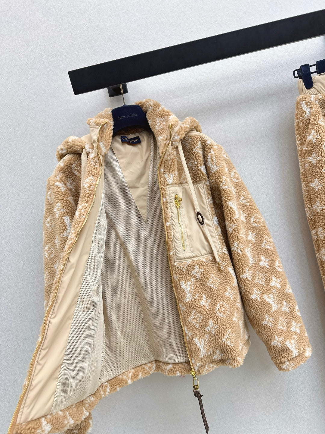 Loui 25fw lamb fleece coat