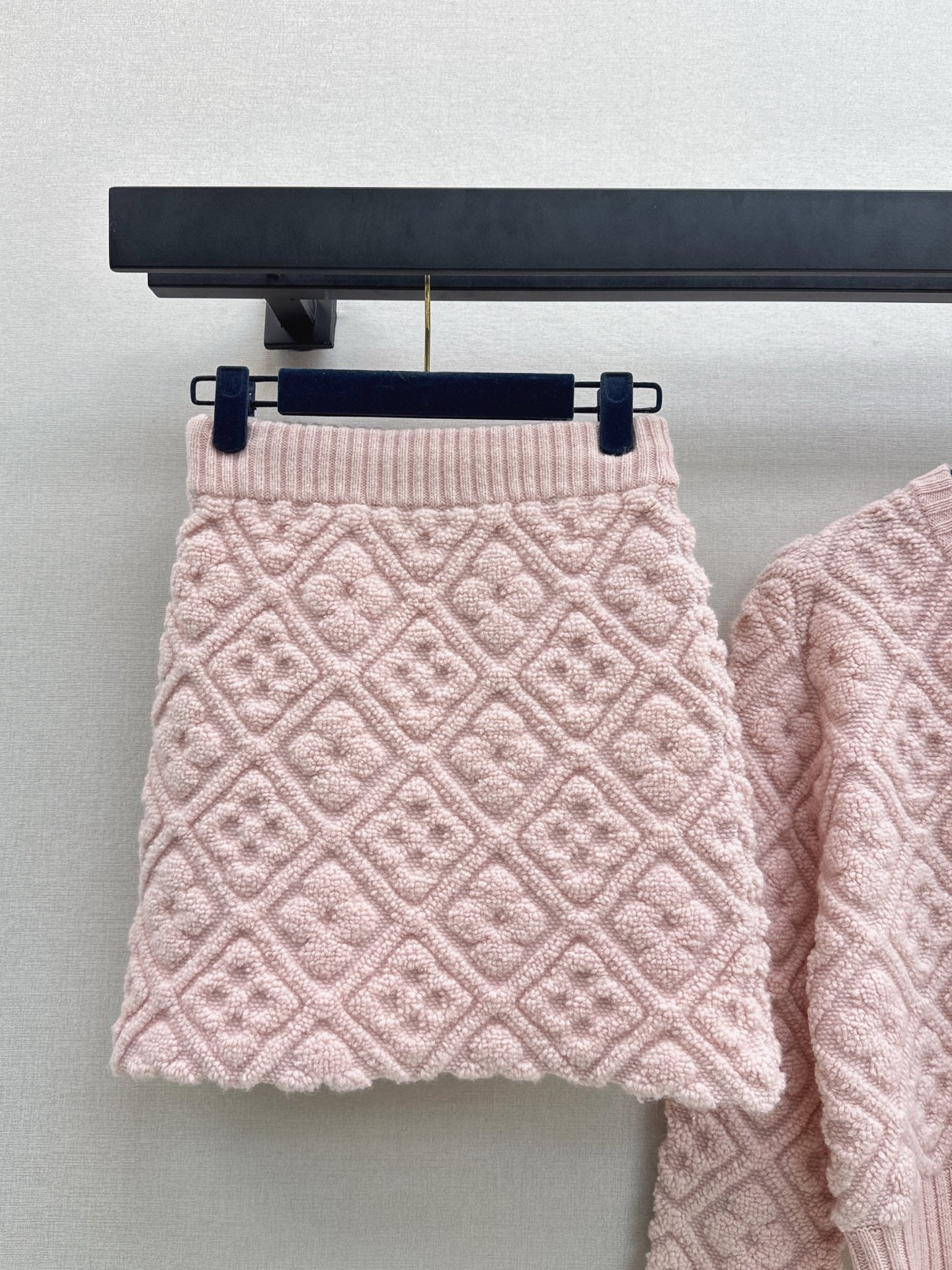 Loui 25fw cardigan skirt set