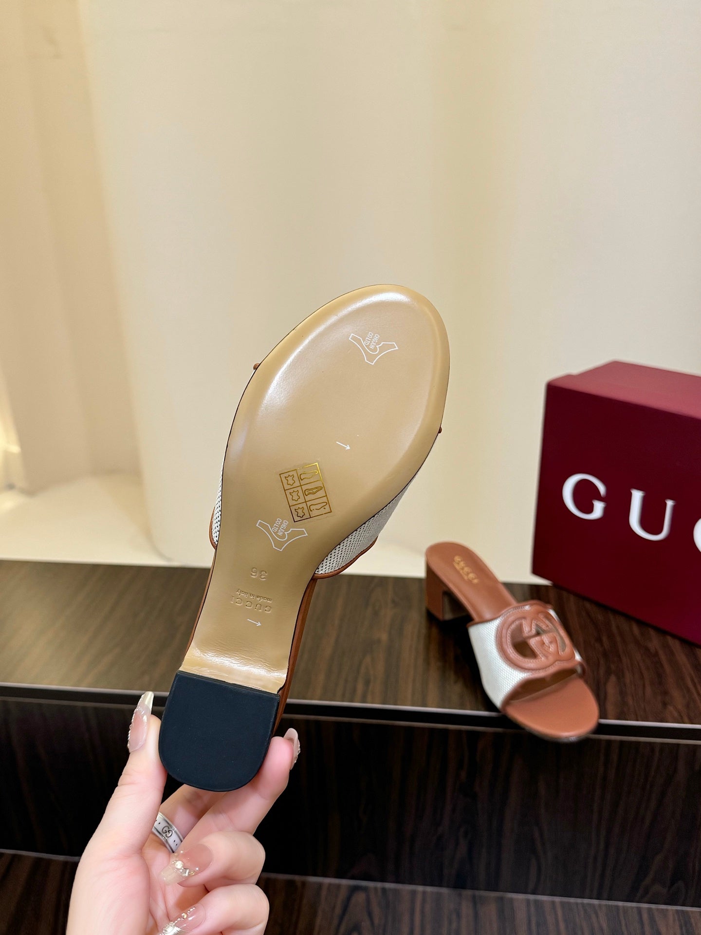 Gucc 25fw slide sandals