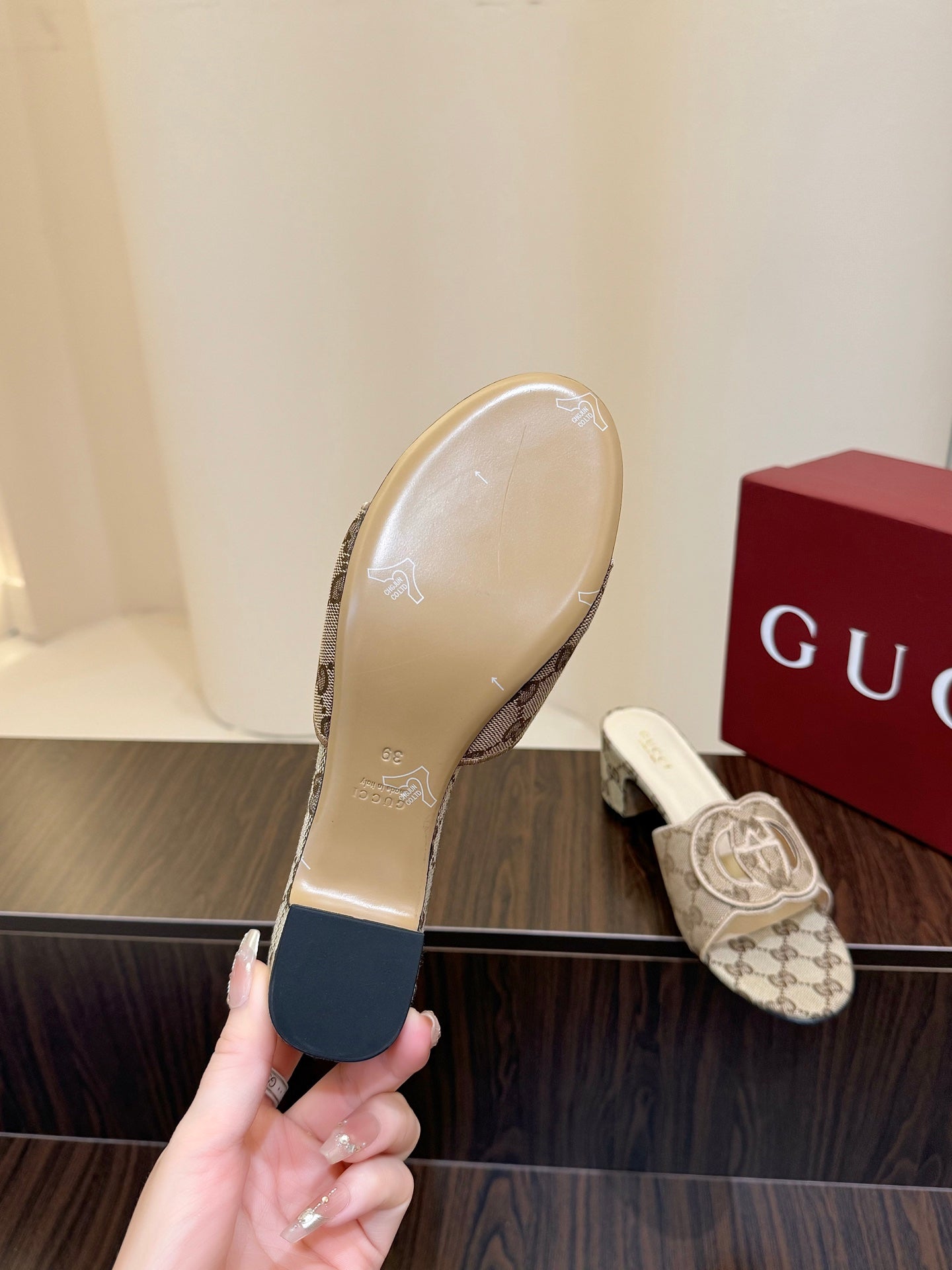 Gucc 25fw slide sandals