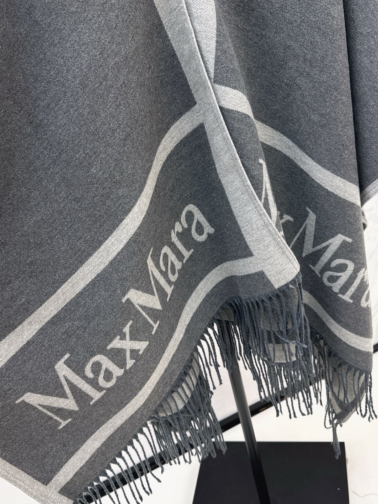 Max 26ss jacquard cape