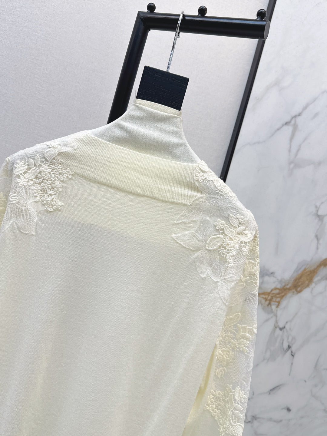 ES 26ss embroidery lace off shoulder sweater