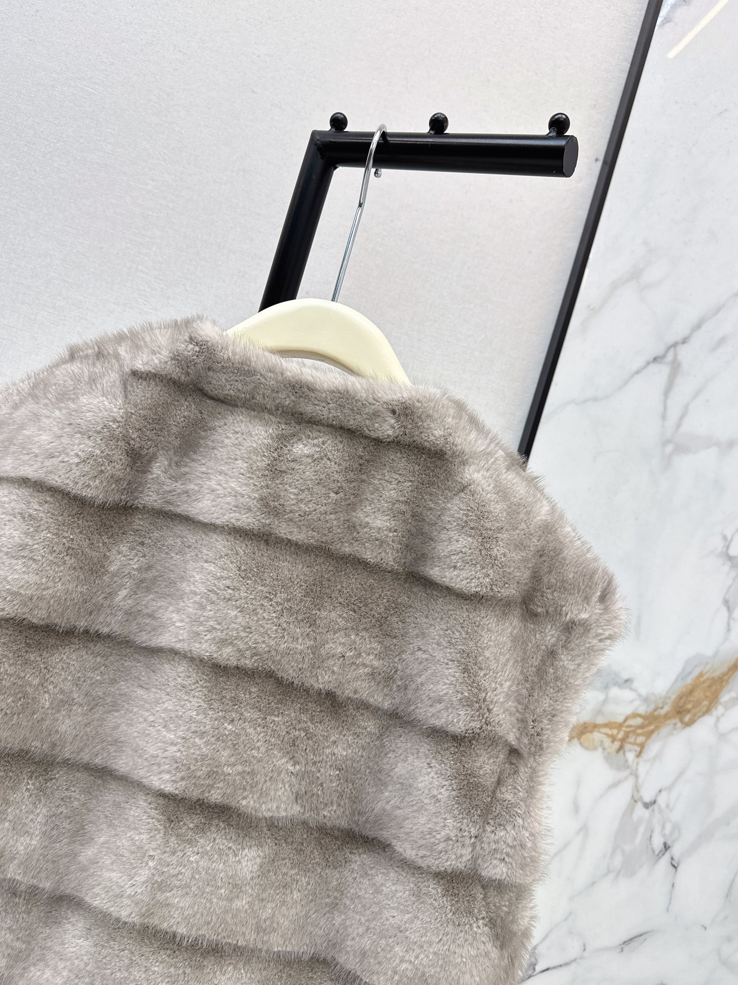 Loro 26ss fur vest jacket