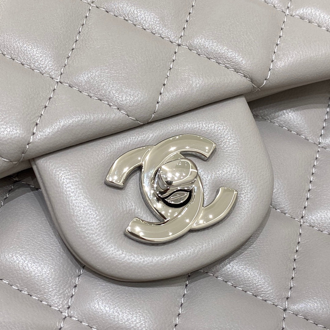 CH  SMALL CLASSIC HANDBAG 23 Lambskin Dove Gray