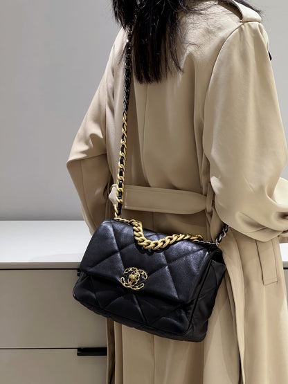 CH  19 HANDBAG 26  Lambskin Black