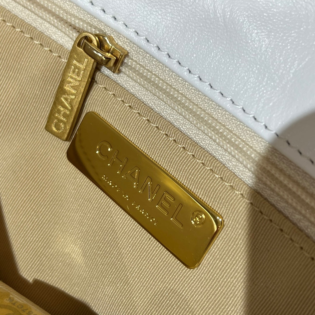 CH  19 LARGE HANDBAG 30  Lambskin White
