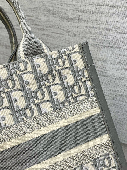 DO Medium Book Tote Gray Dior Oblique Embroidery and Calfskin