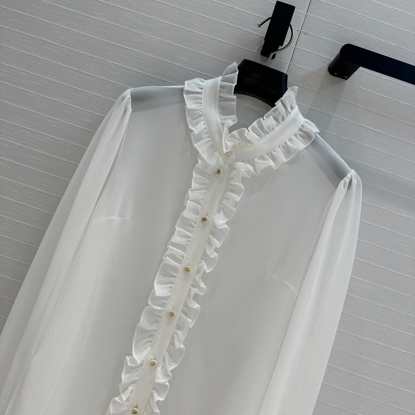 Do 25ss silk buttons shirt