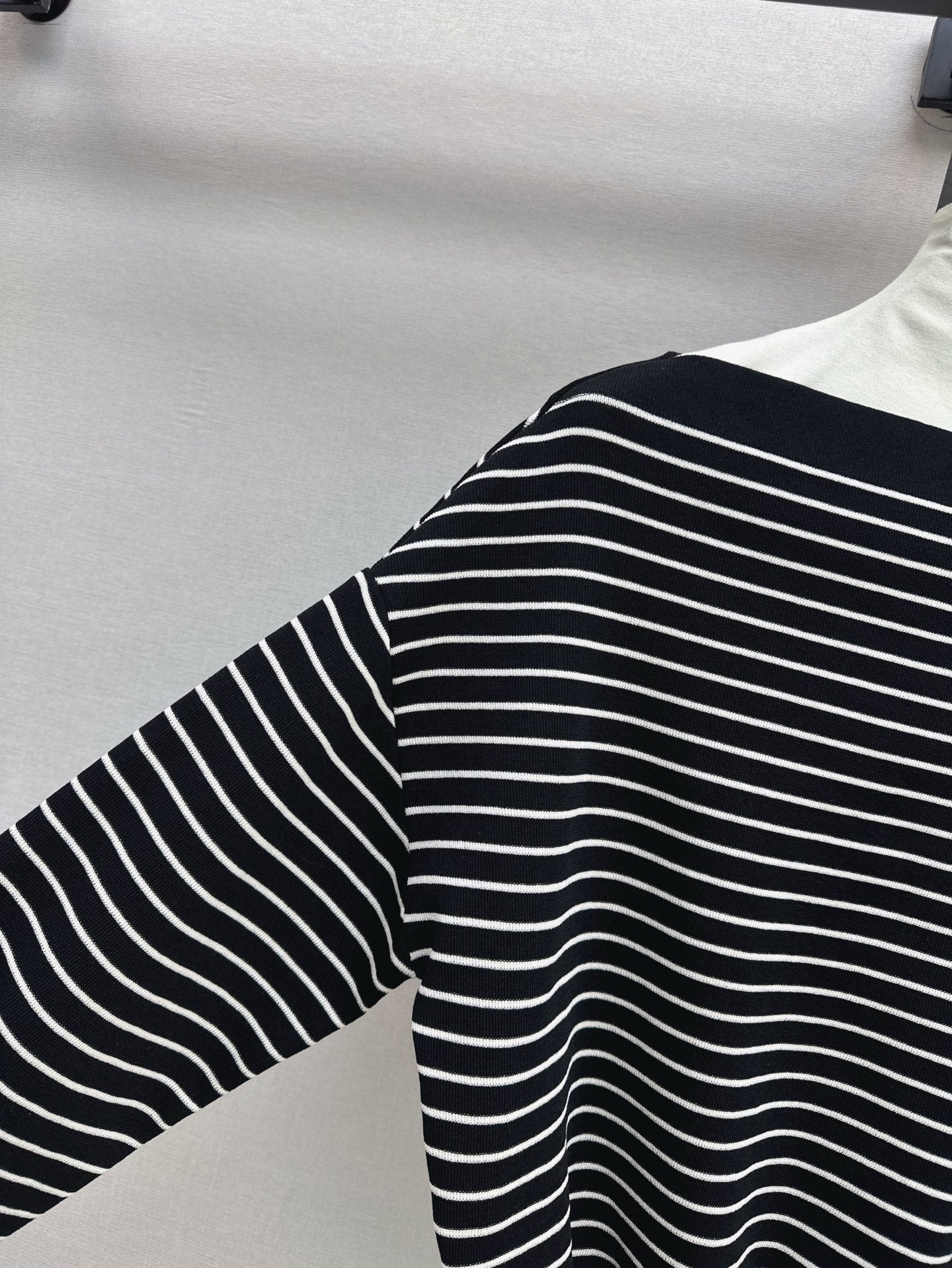 M 25SS Off-shoulder knitted shirt