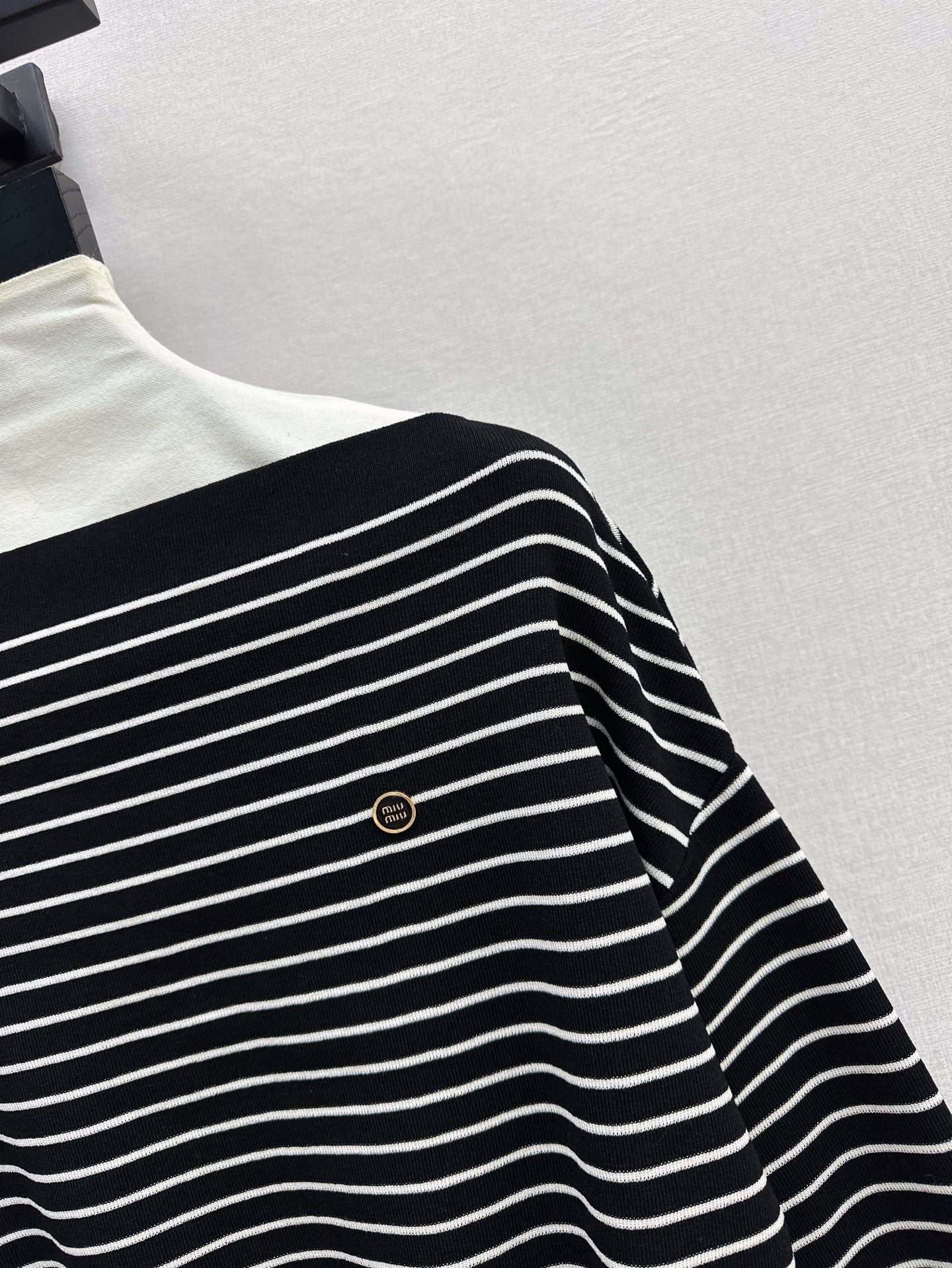 M 25SS Off-shoulder knitted shirt