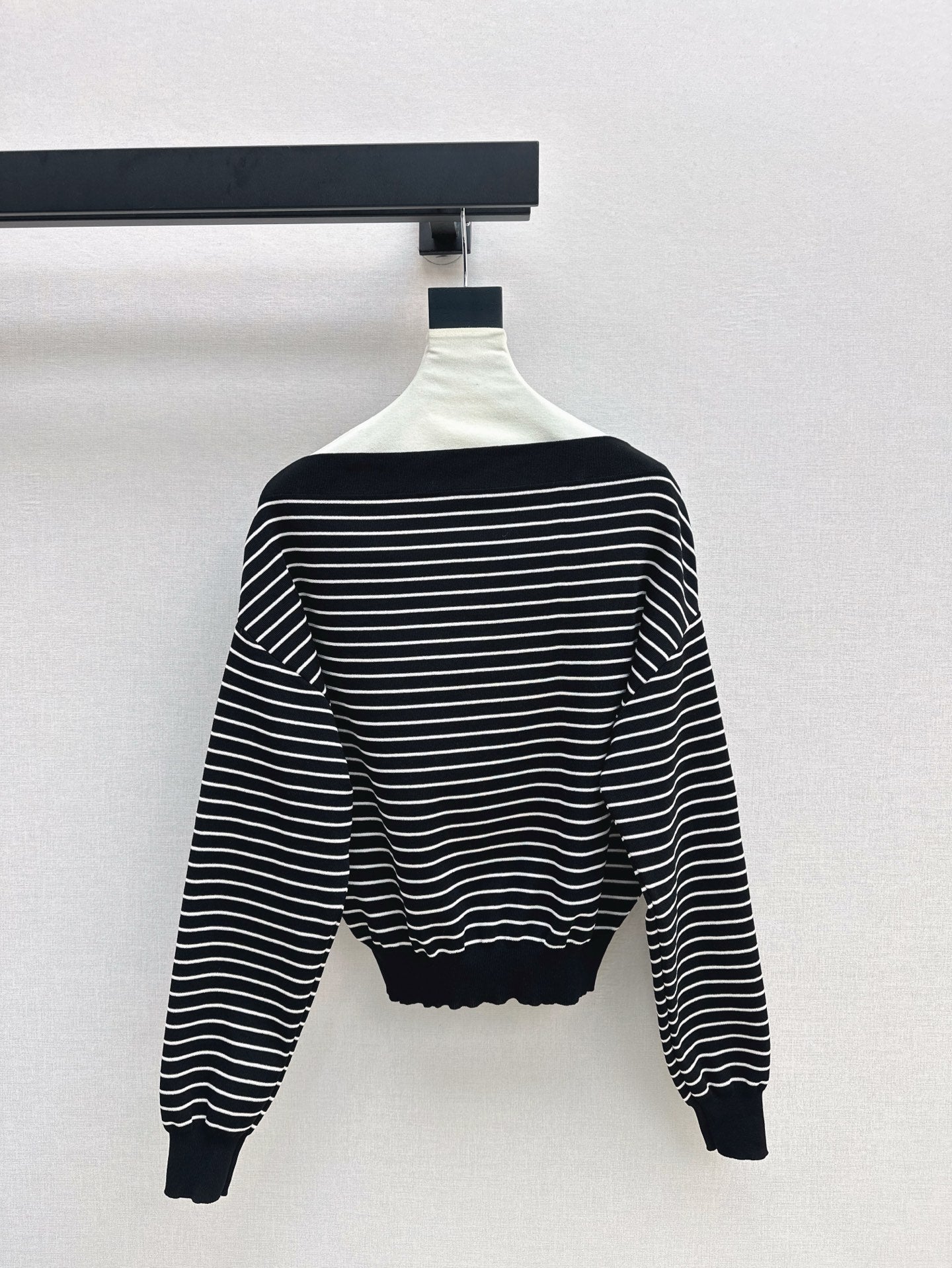 M 25SS Off-shoulder knitted shirt