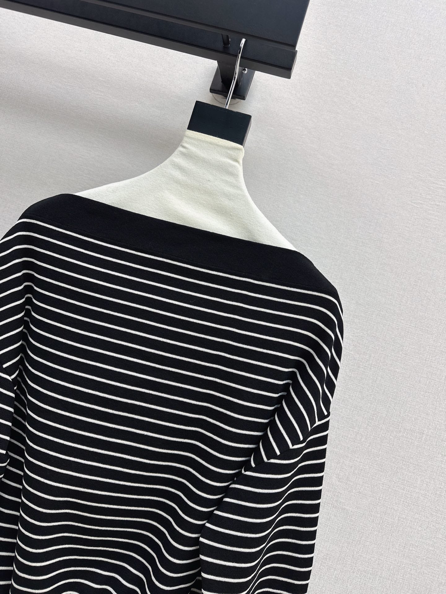 M 25SS Off-shoulder knitted shirt