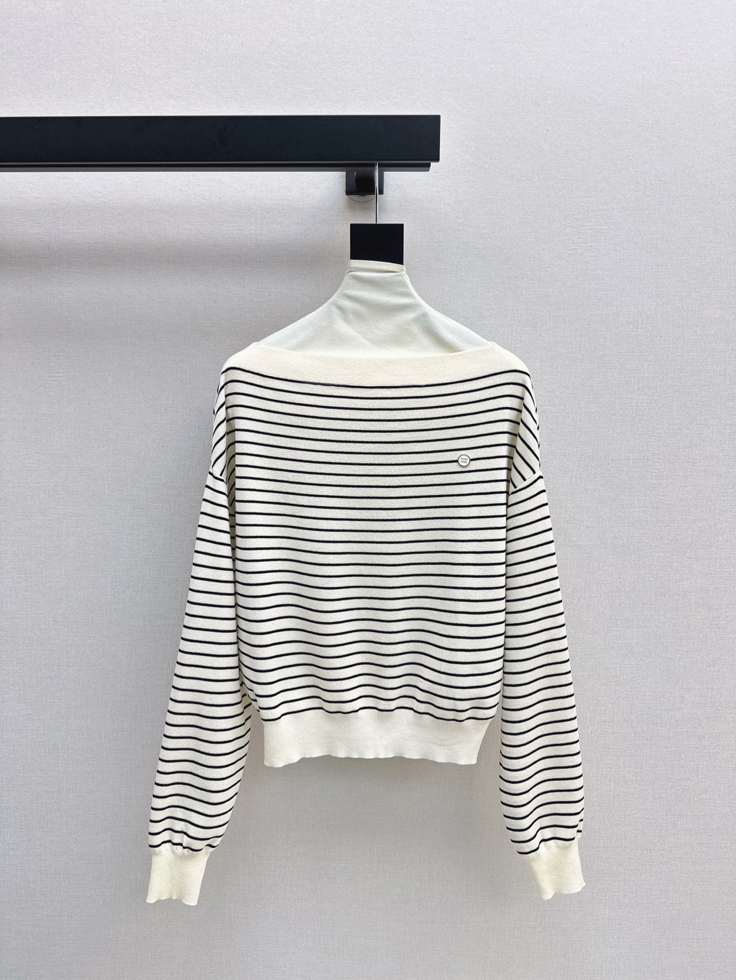 M 25SS Off-shoulder knitted shirt