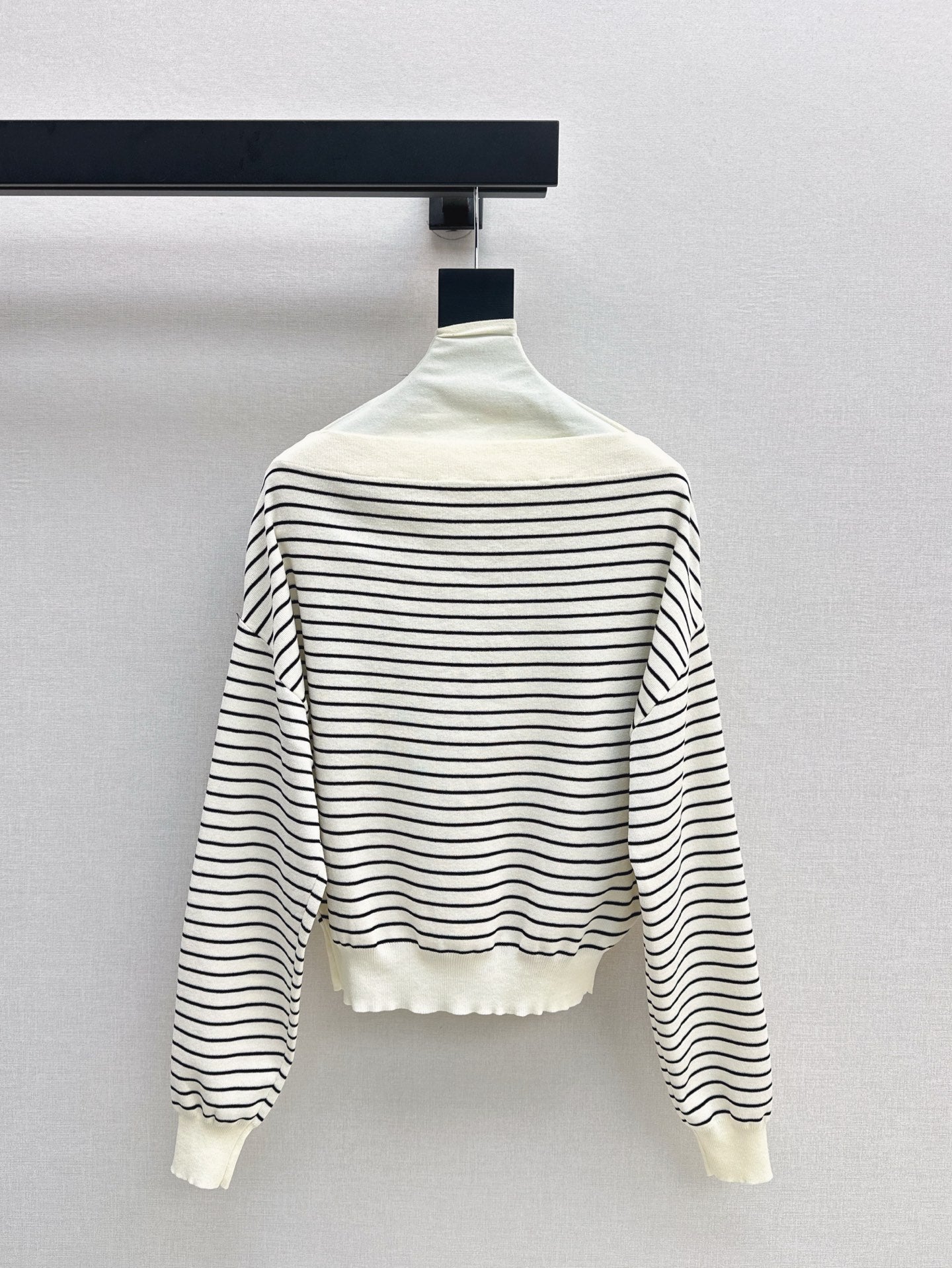 M 25SS Off-shoulder knitted shirt