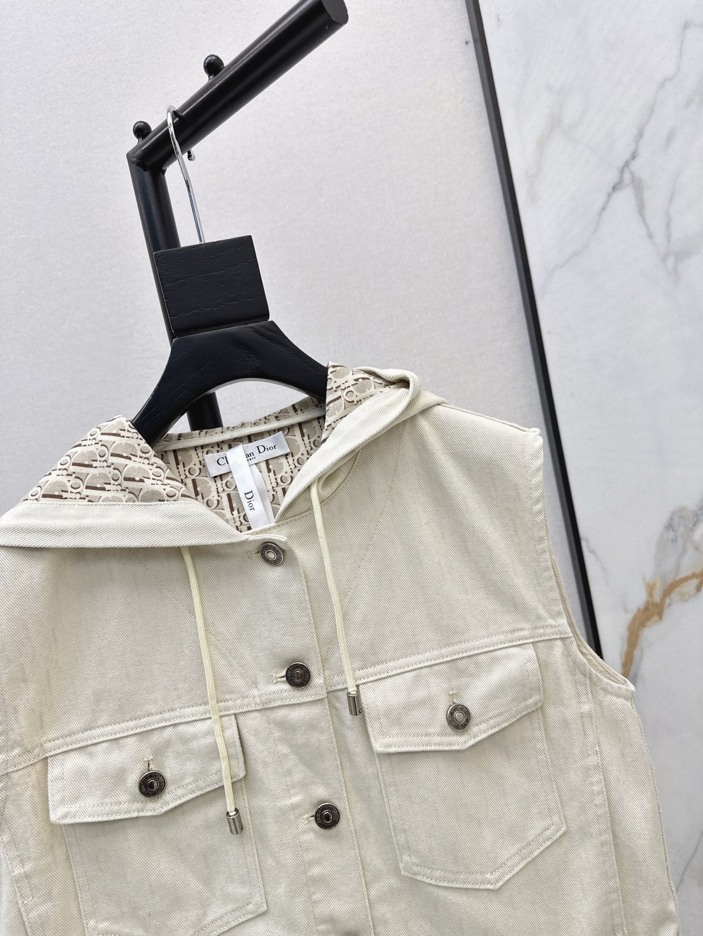 D 25ss miss hooded vest