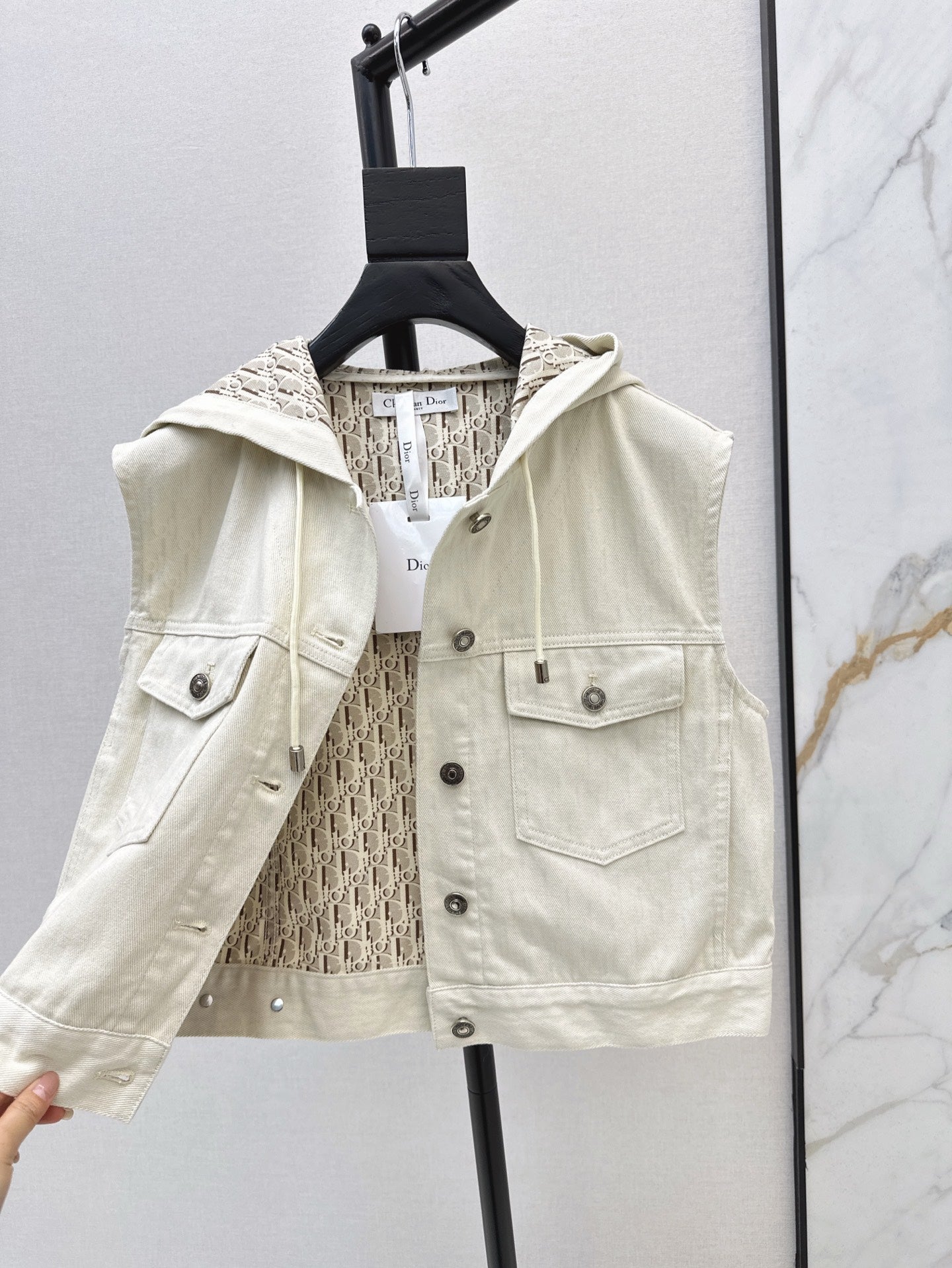 D 25ss miss hooded vest