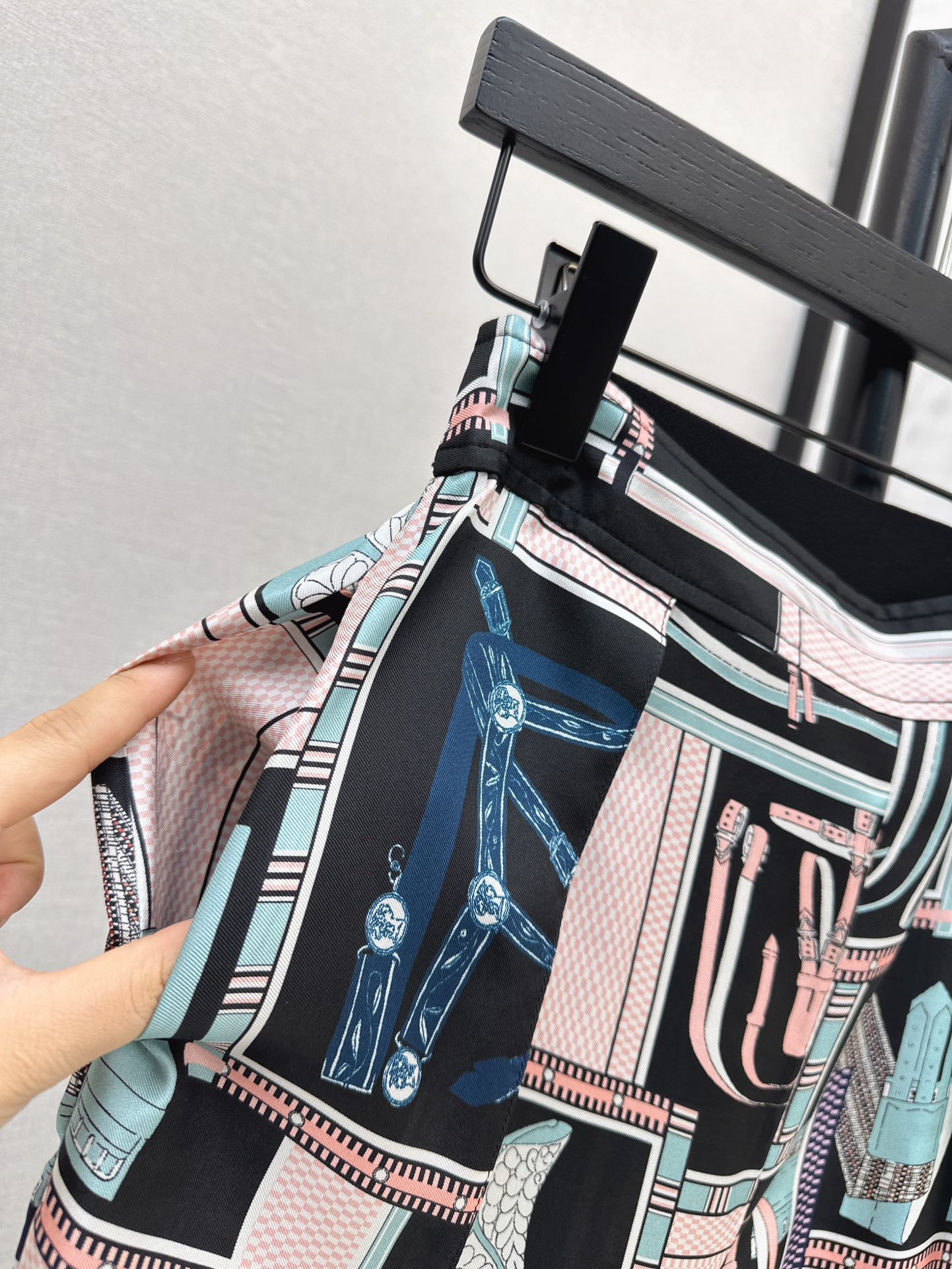 He 25ss print silk pants