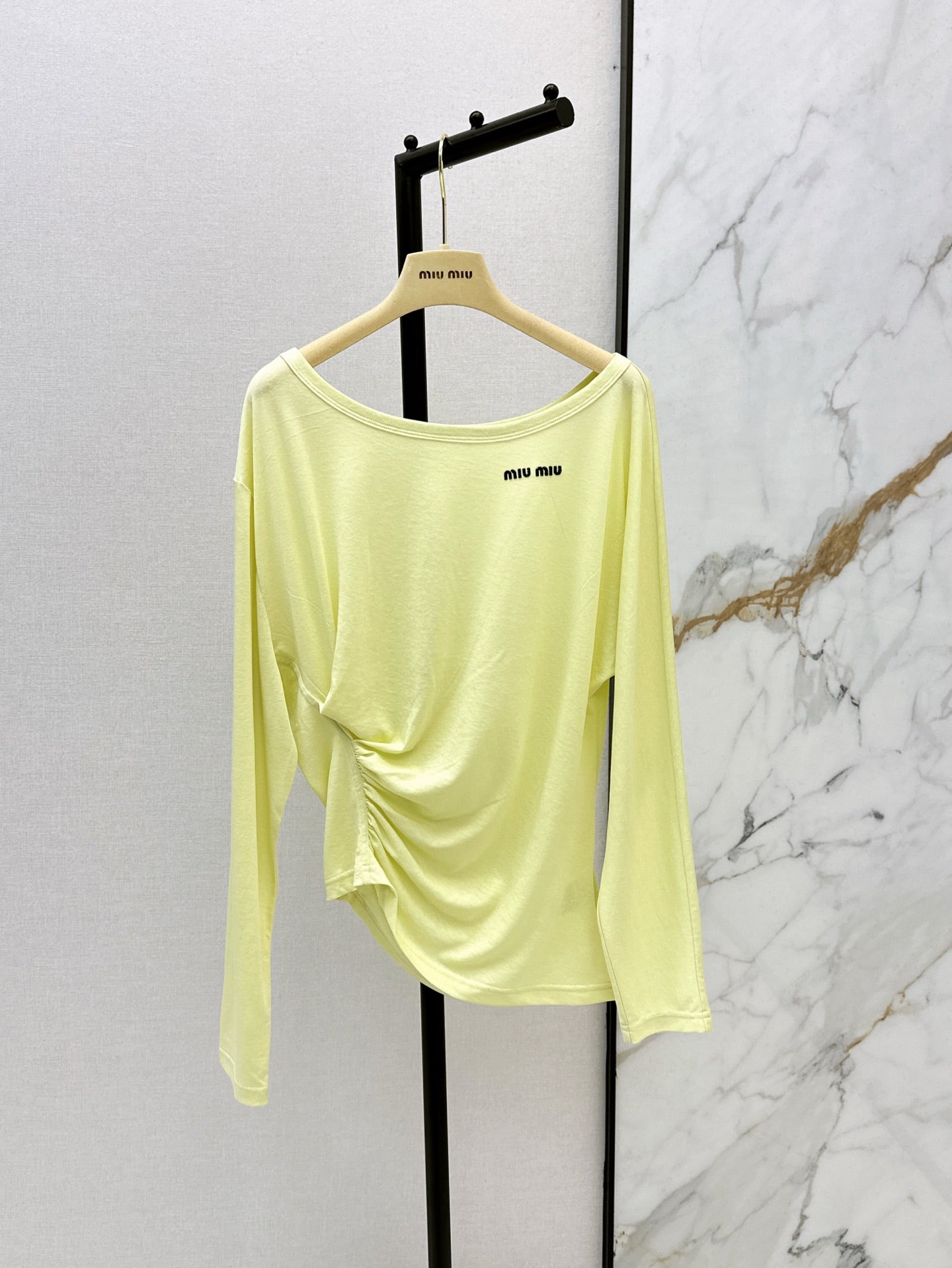 Mi 25ss off-shoulder shirt