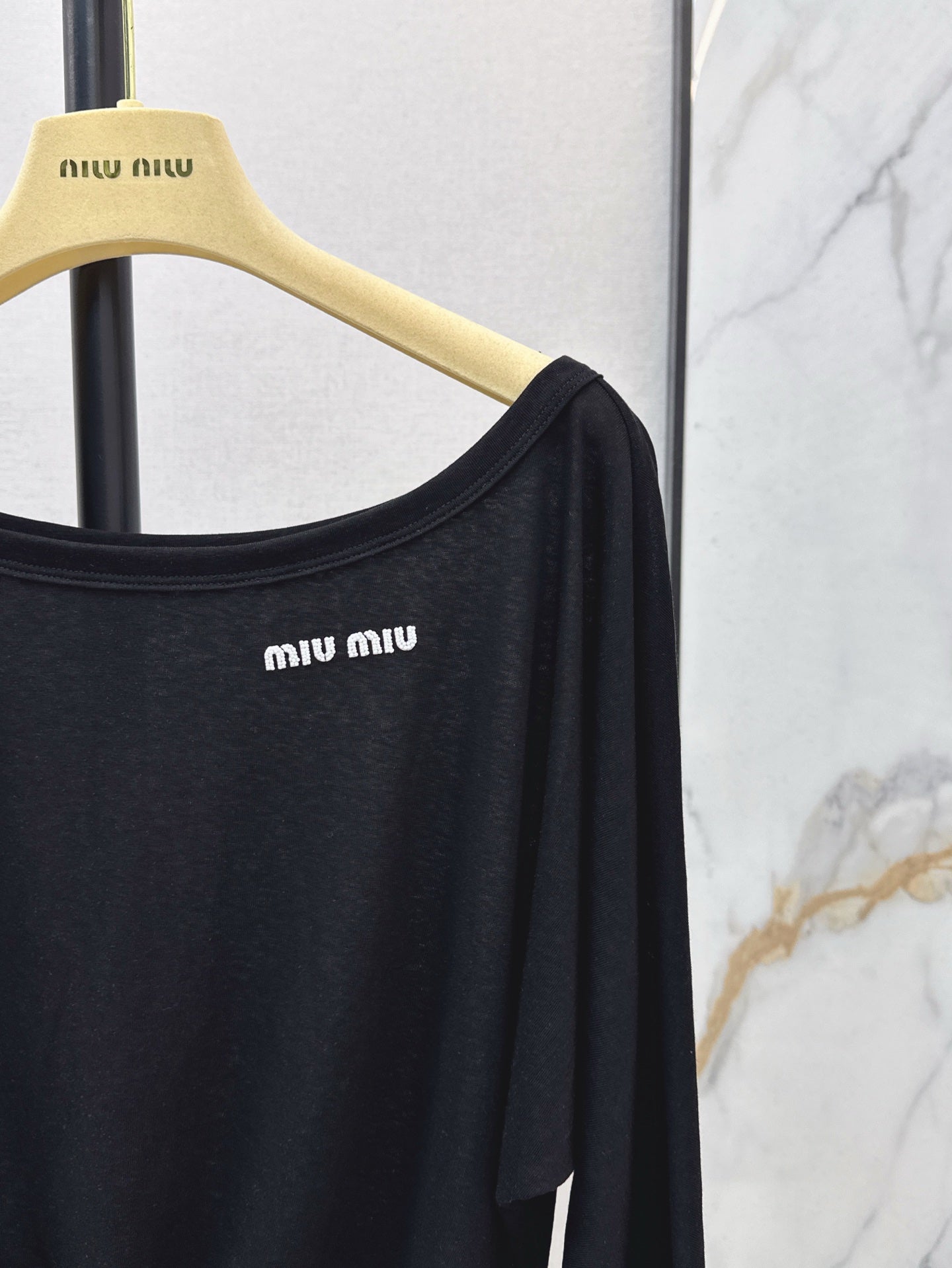 Mi 25ss off-shoulder shirt