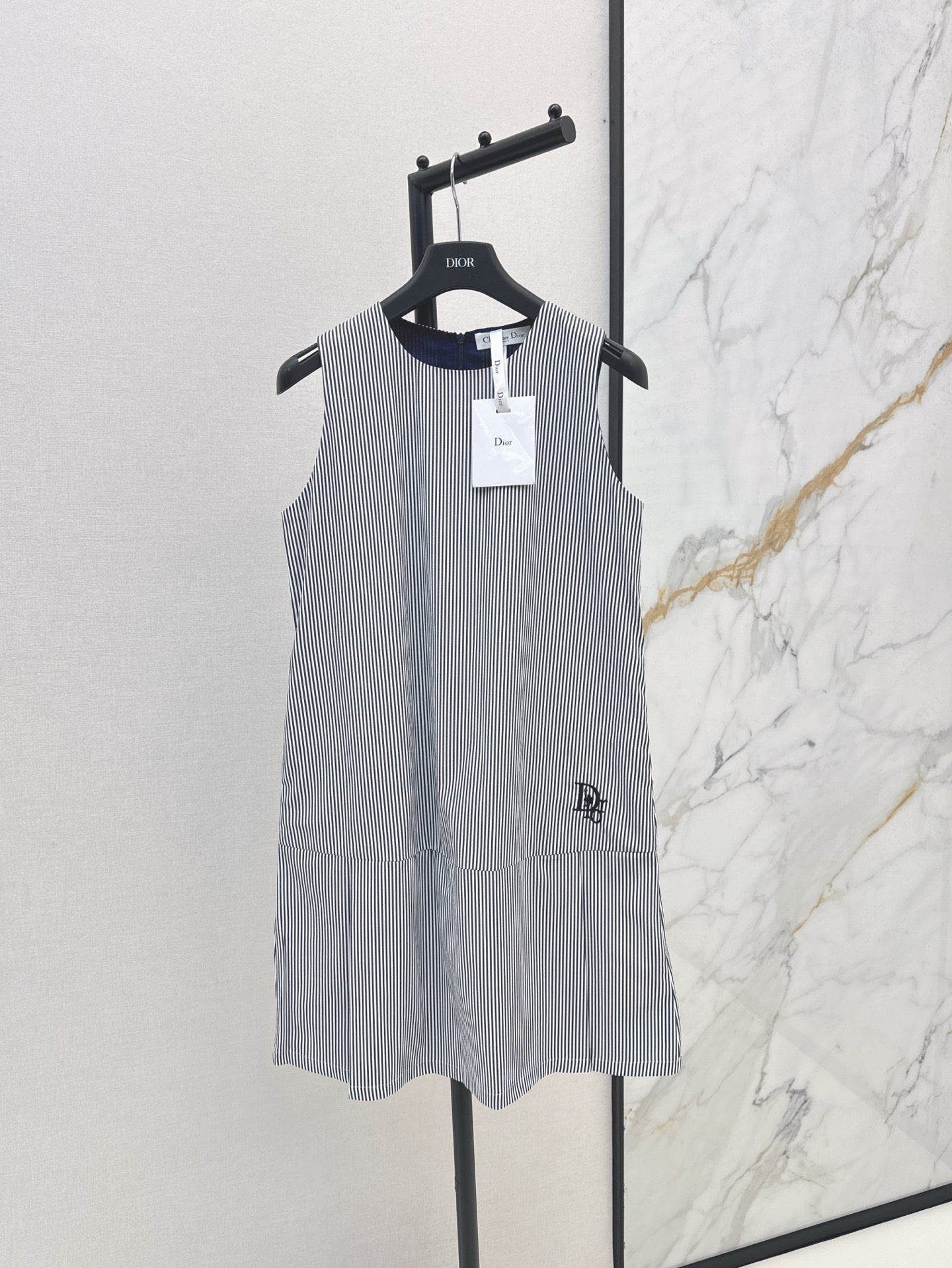 CD 25SS sleeveless dress