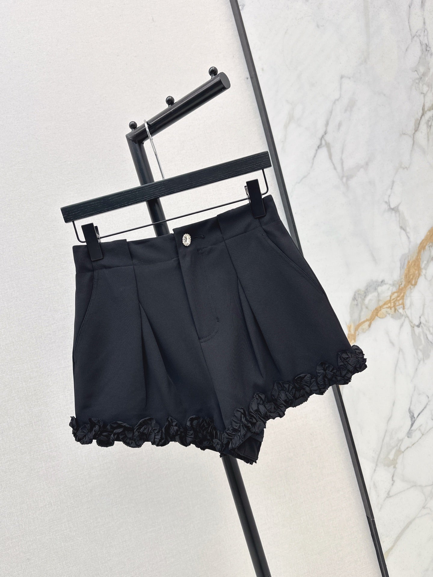Val 25ss ruffle shorts