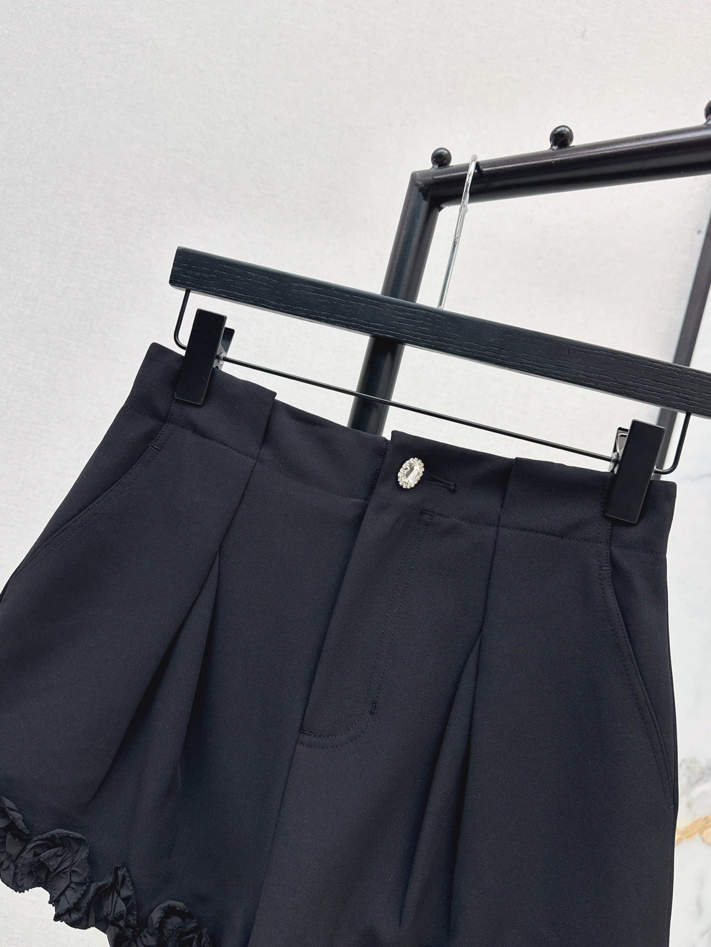 Val 25ss ruffle shorts