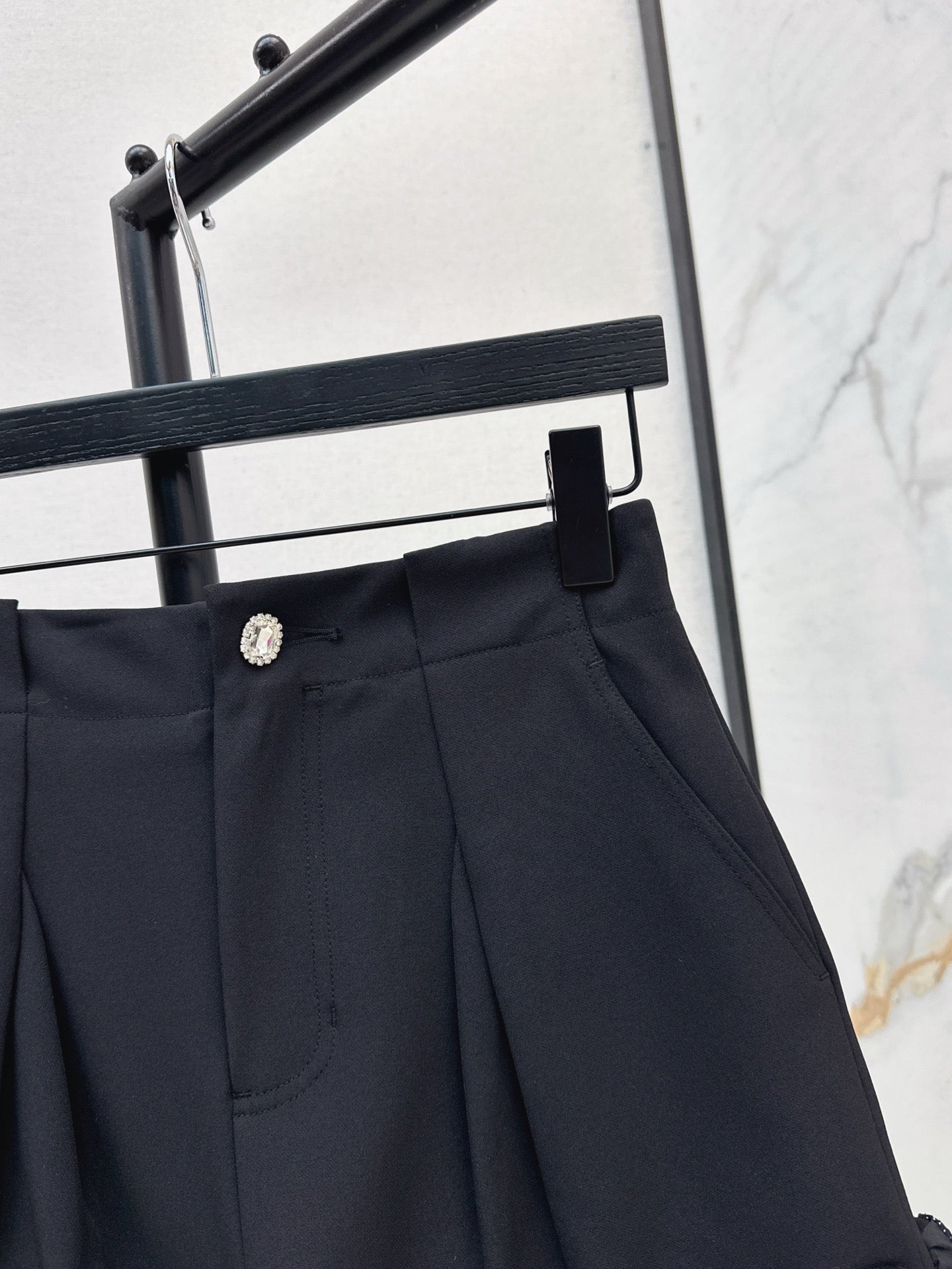 Val 25ss ruffle shorts