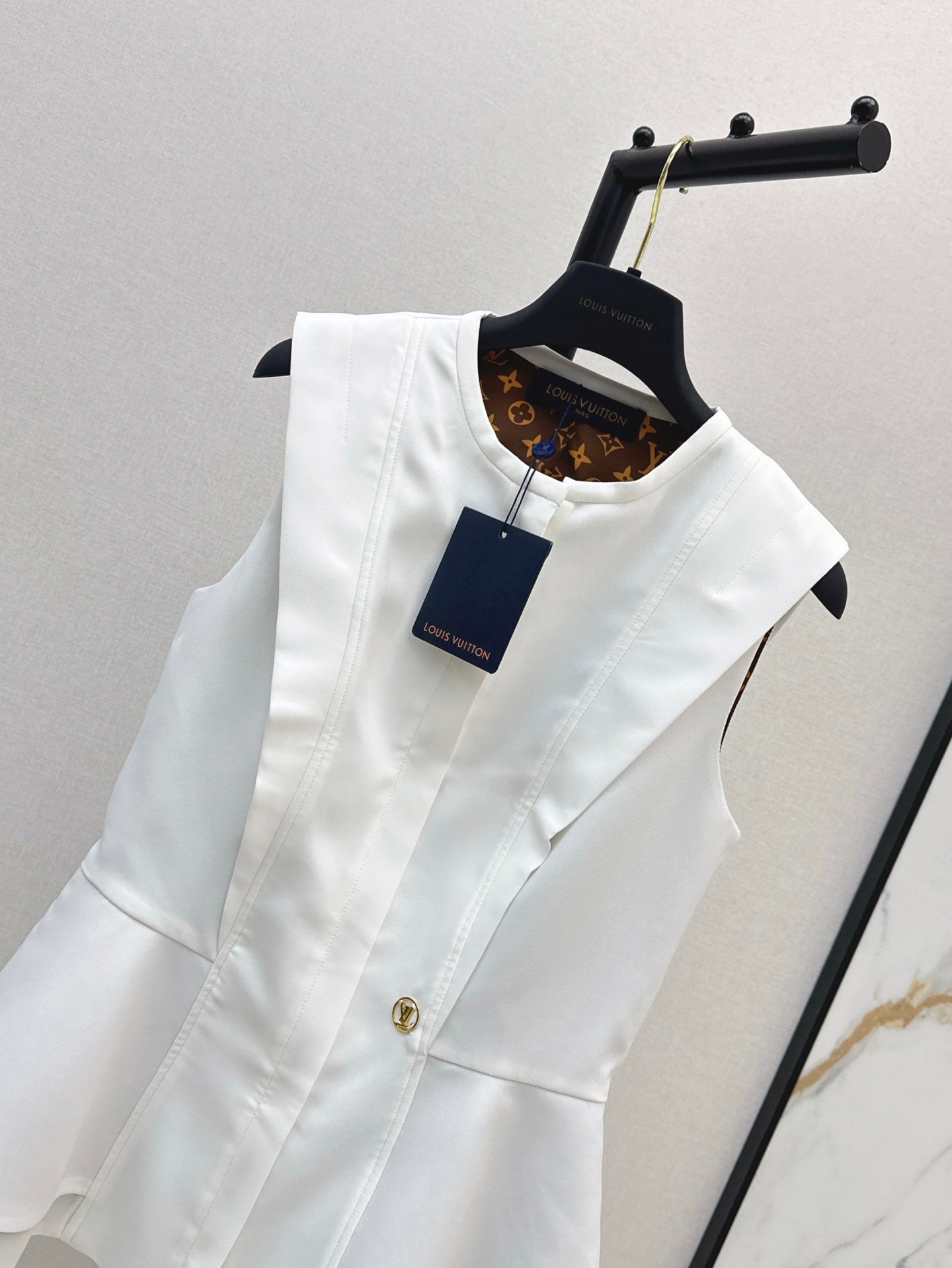 Louis 25ss sleeveless shirt