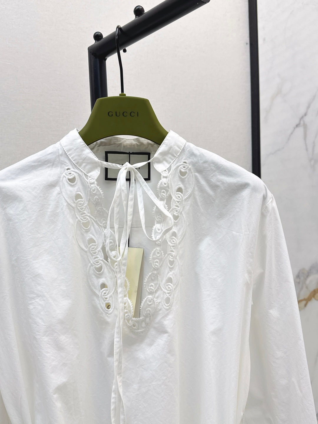 Guc 25ss V-neck shirt