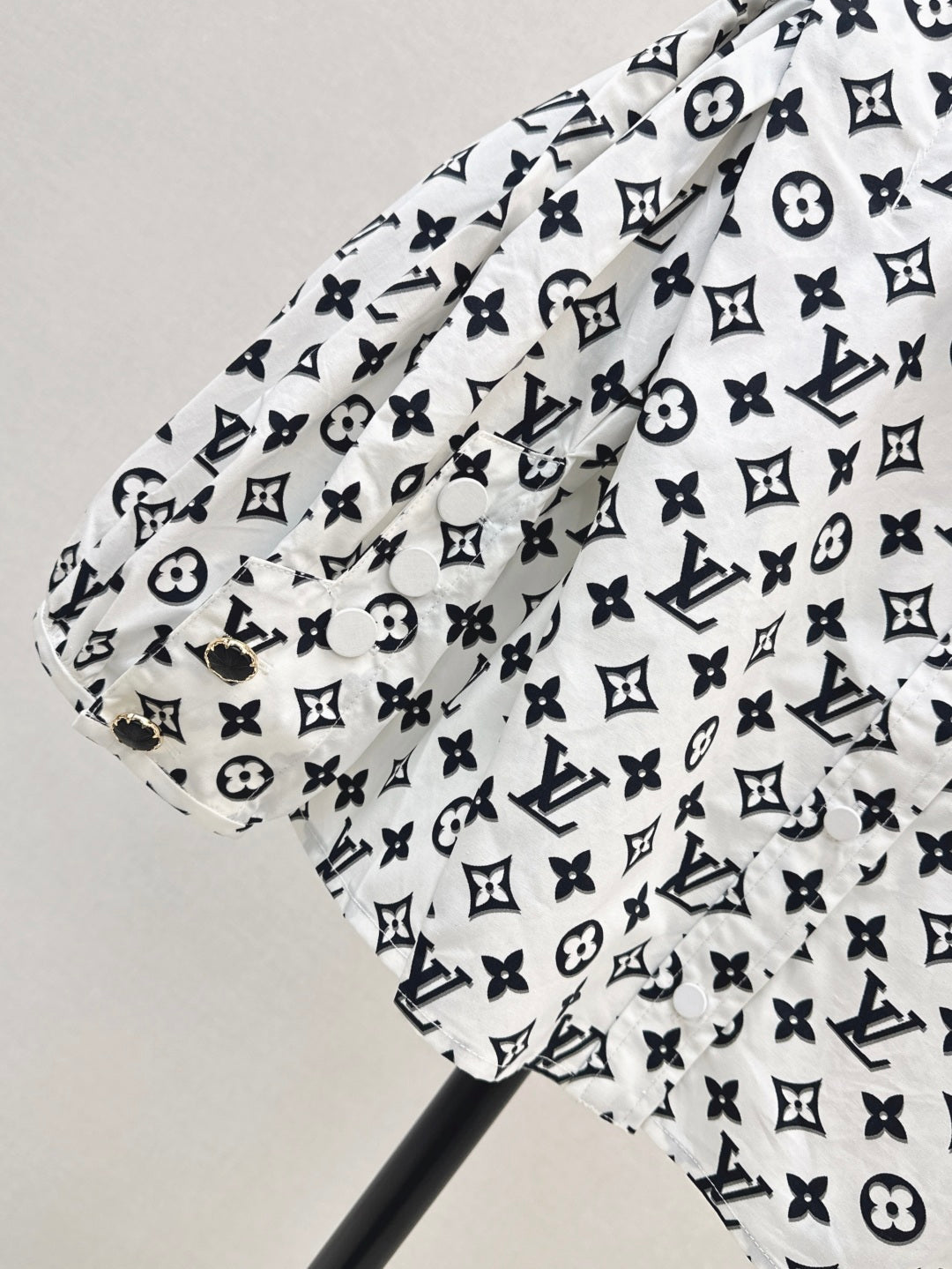 Louis 25ss crop shirt