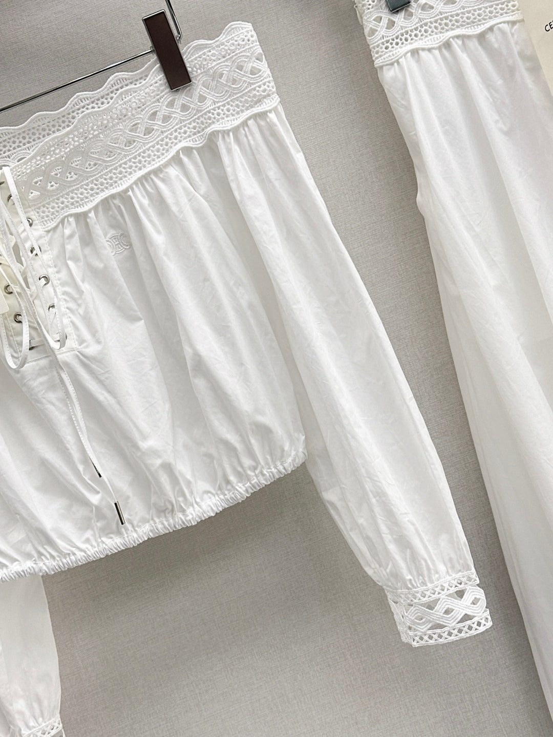 Celi 25ss off-shoulder shirt