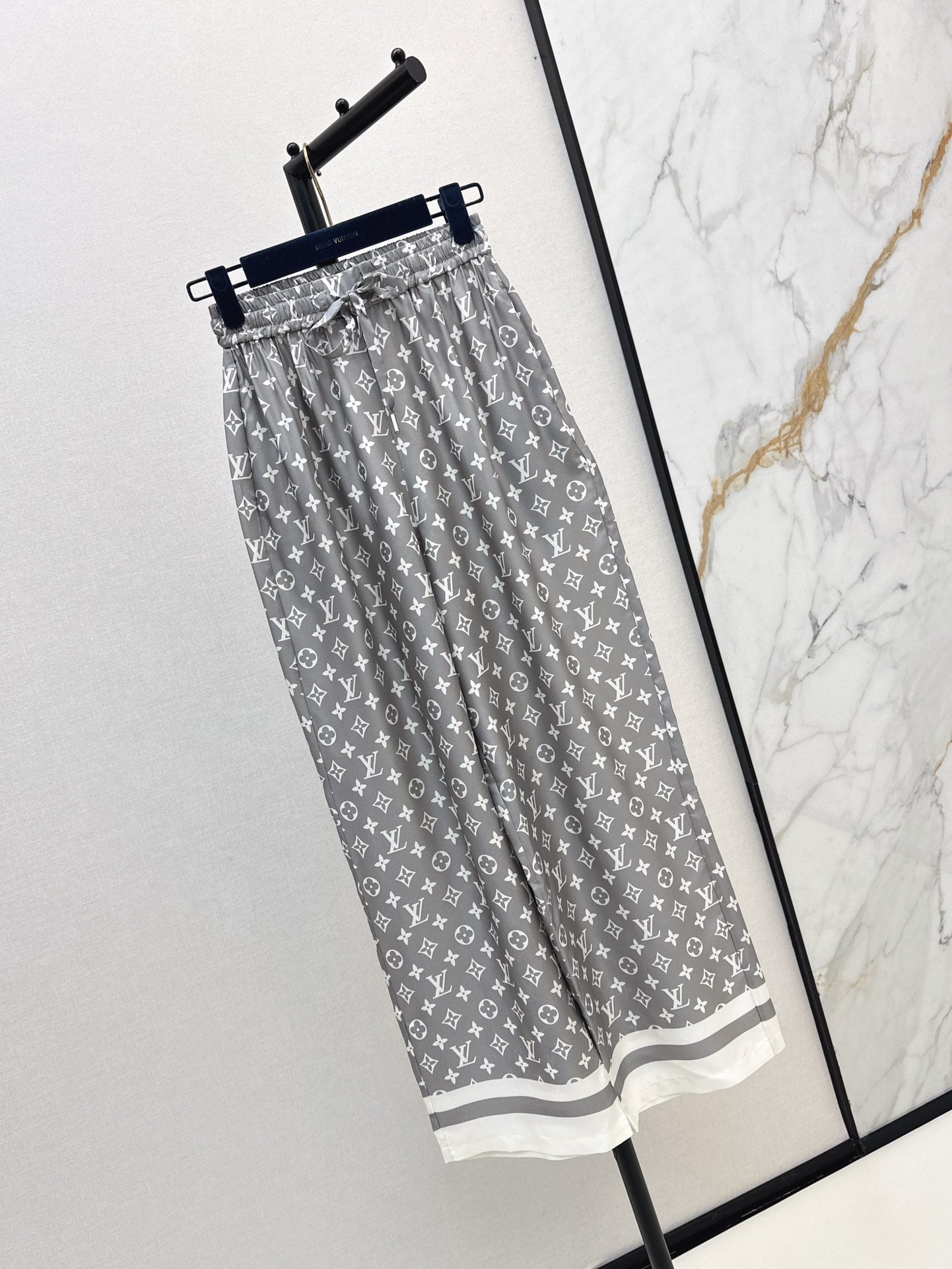 Louis 25ss silk pants