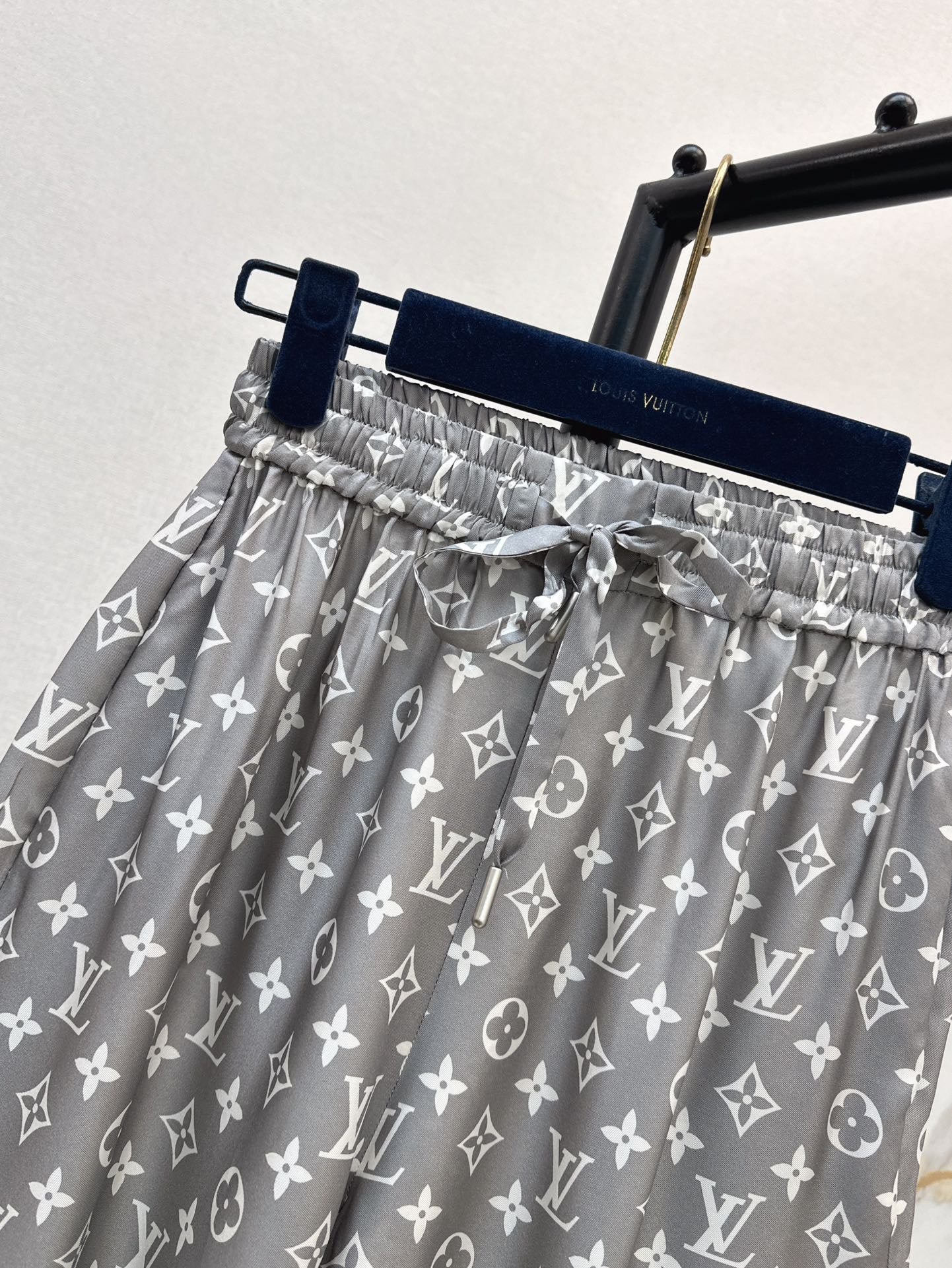 Louis 25ss silk pants