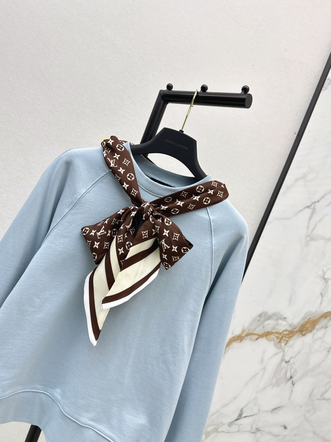 Louis 25fw scarf sweatshirt