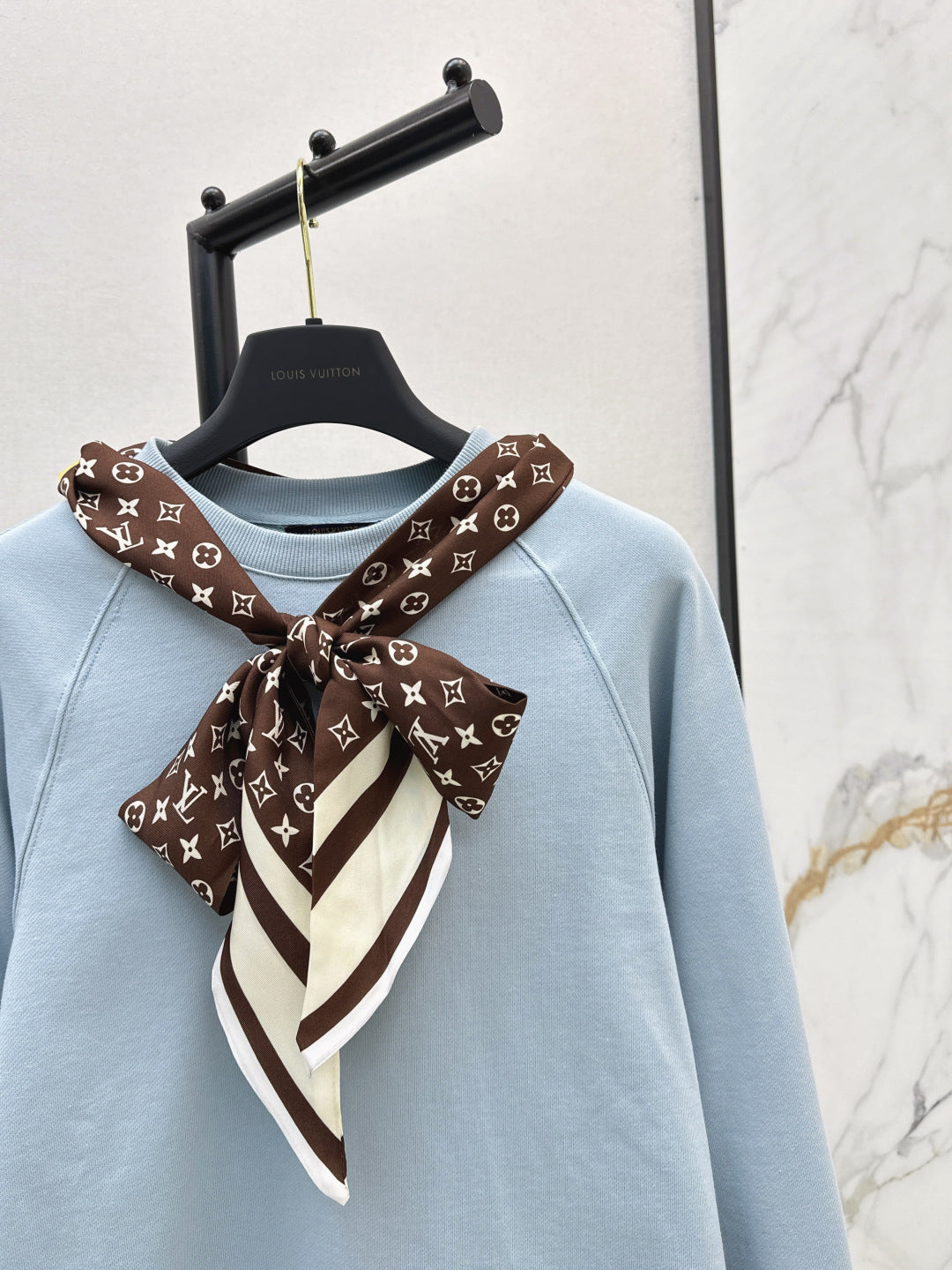 Louis 25fw scarf sweatshirt