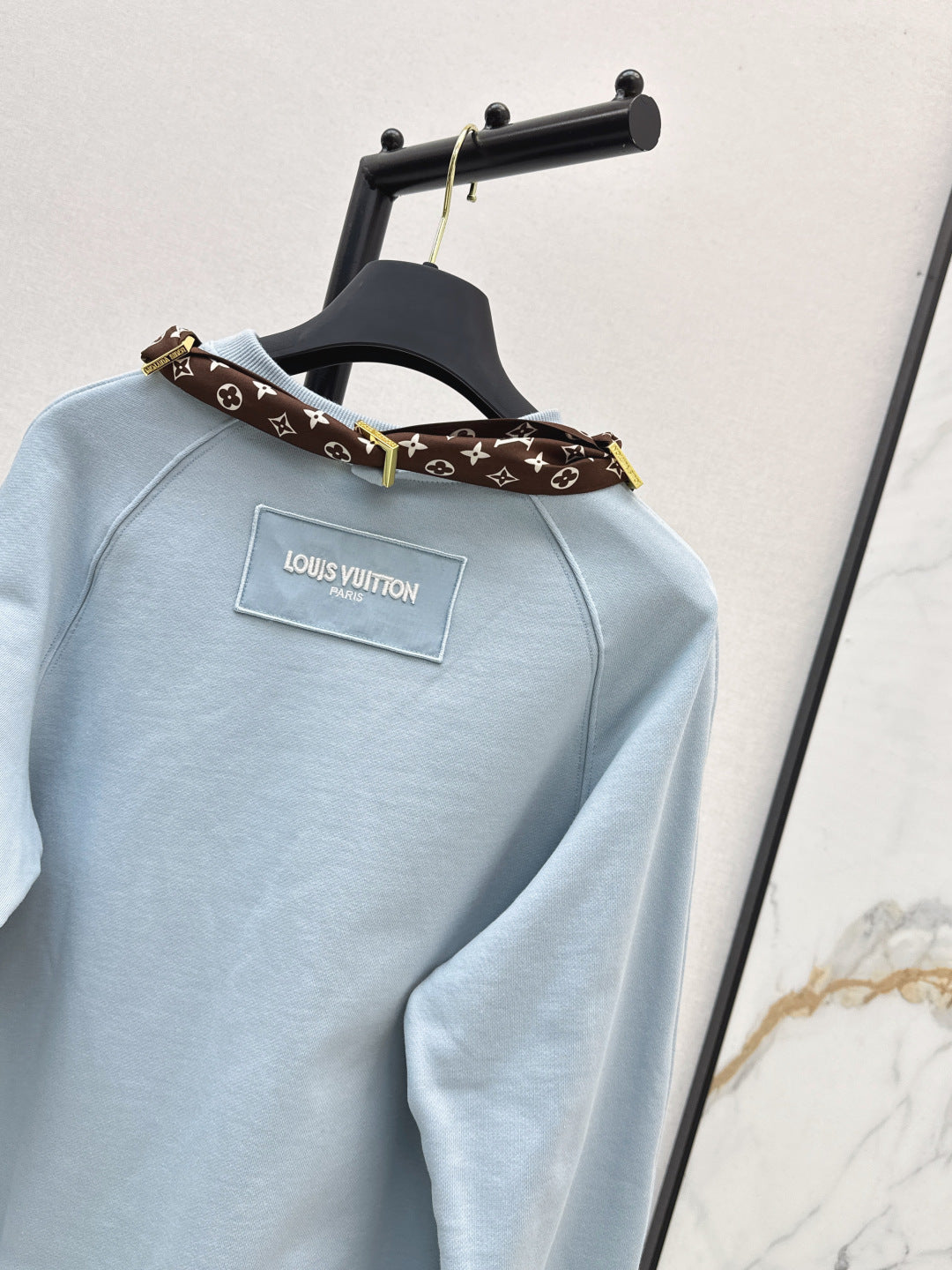 Louis 25fw scarf sweatshirt