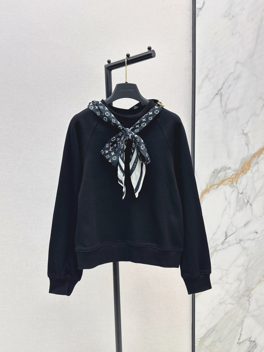 Louis 25fw scarf sweatshirt