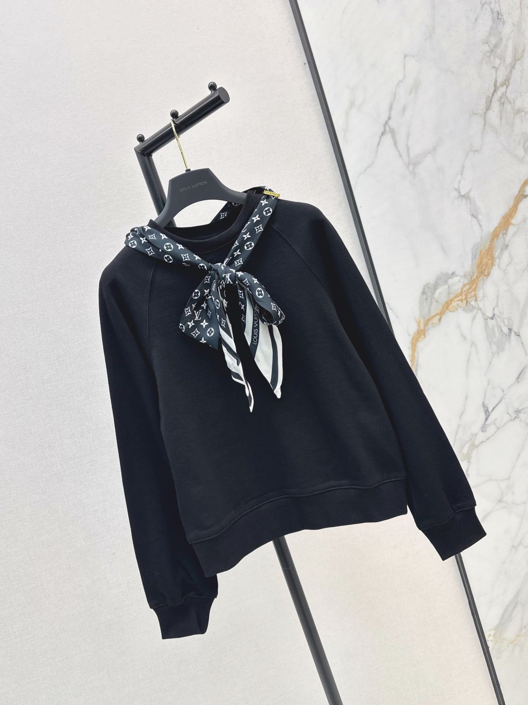 Louis 25fw scarf sweatshirt
