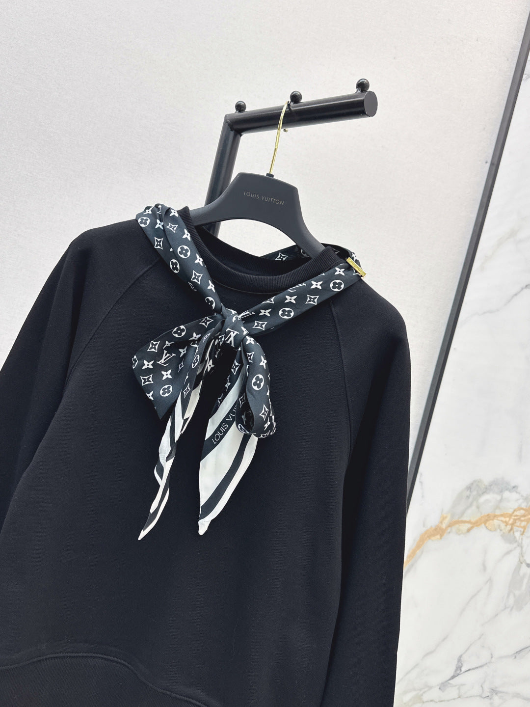 Louis 25fw scarf sweatshirt