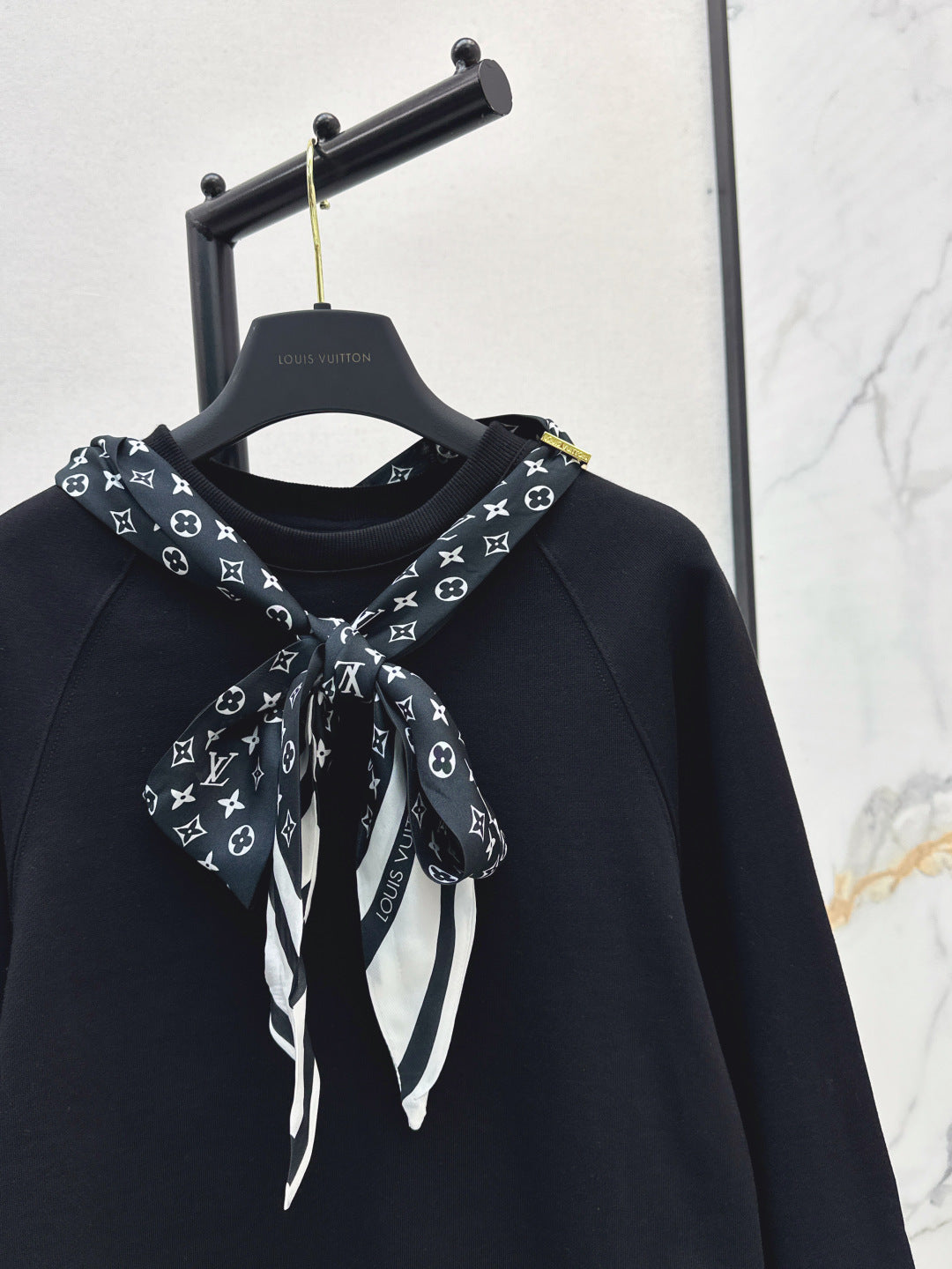 Louis 25fw scarf sweatshirt