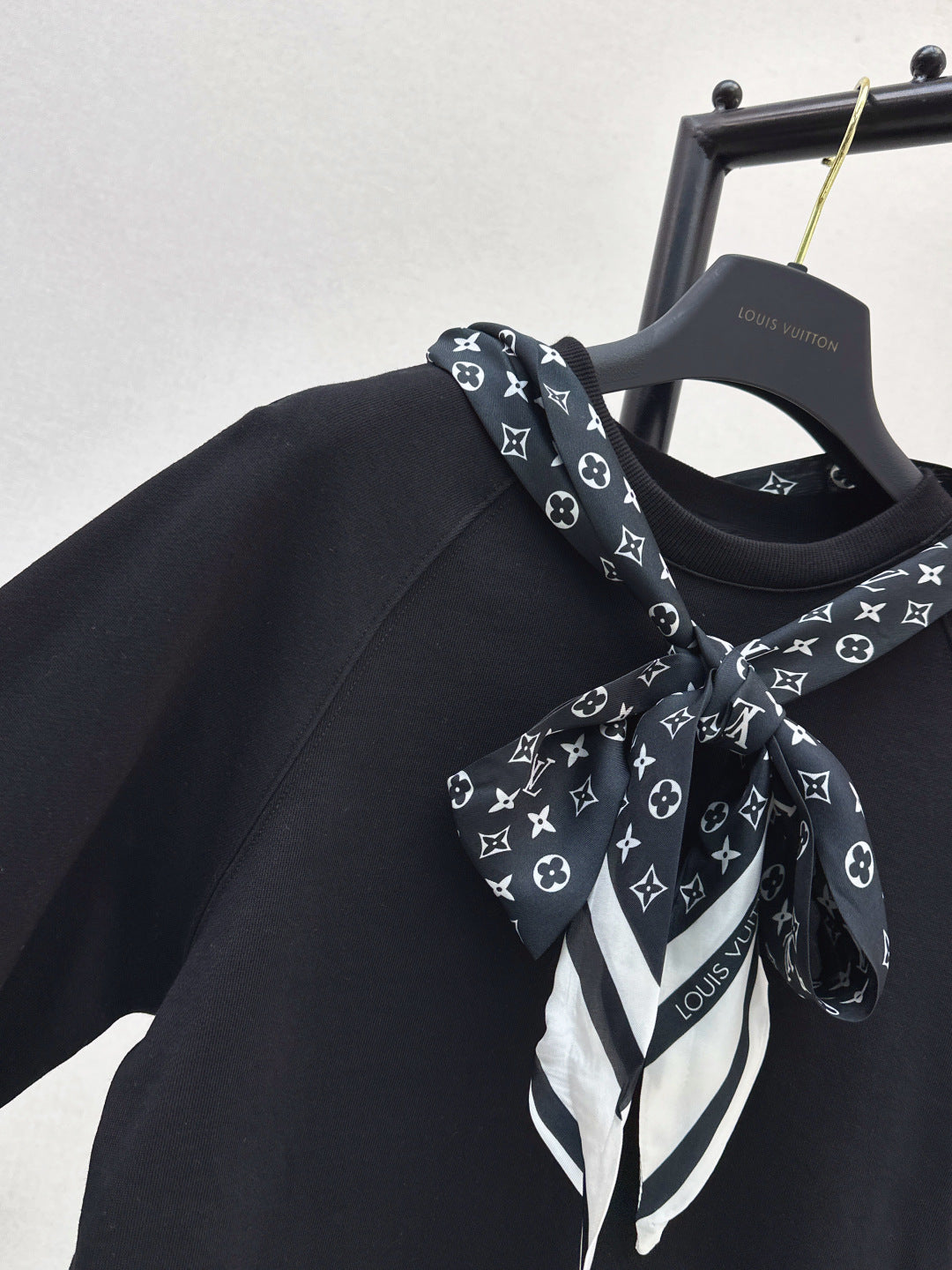 Louis 25fw scarf sweatshirt