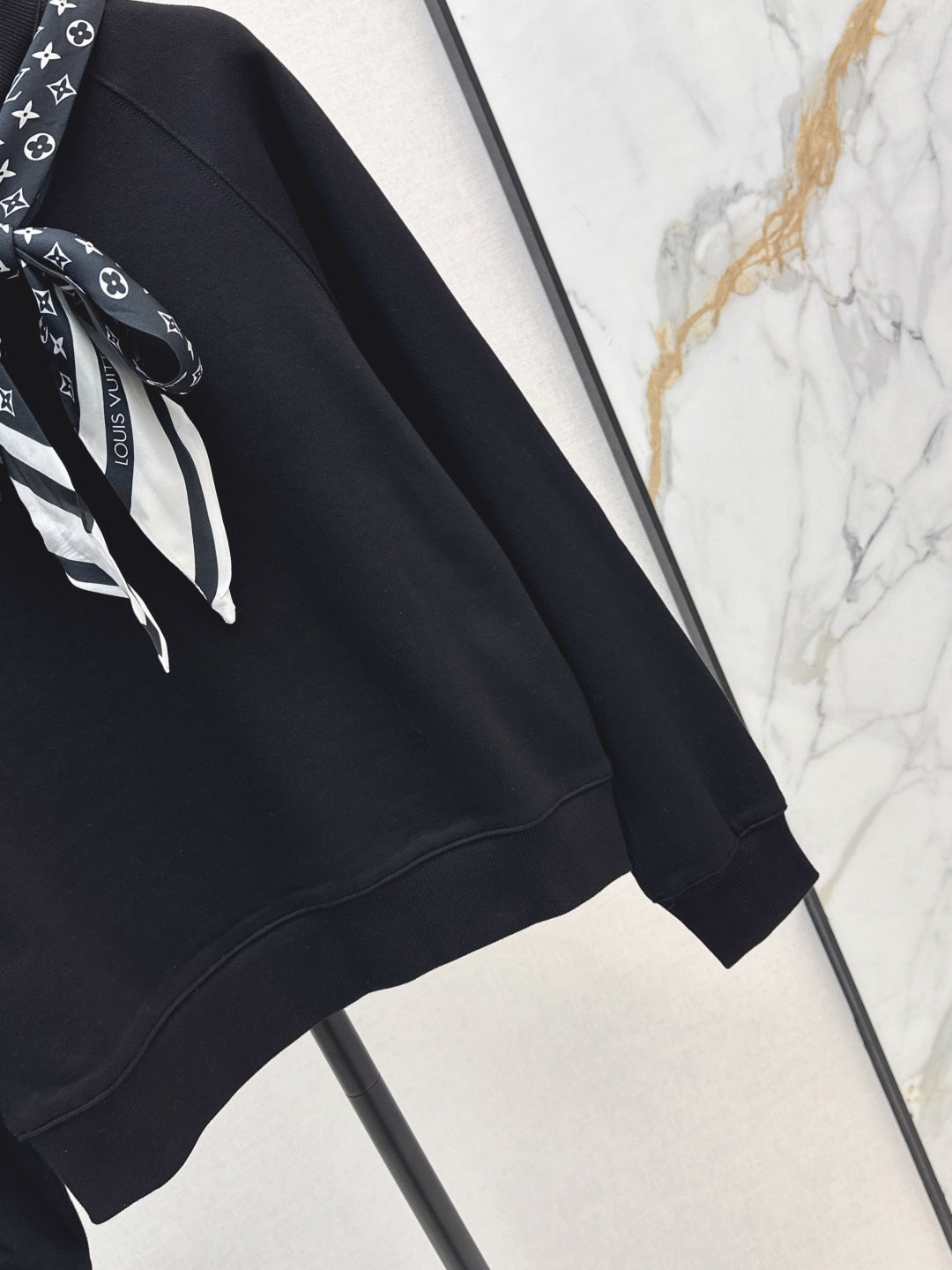 Louis 25fw scarf sweatshirt