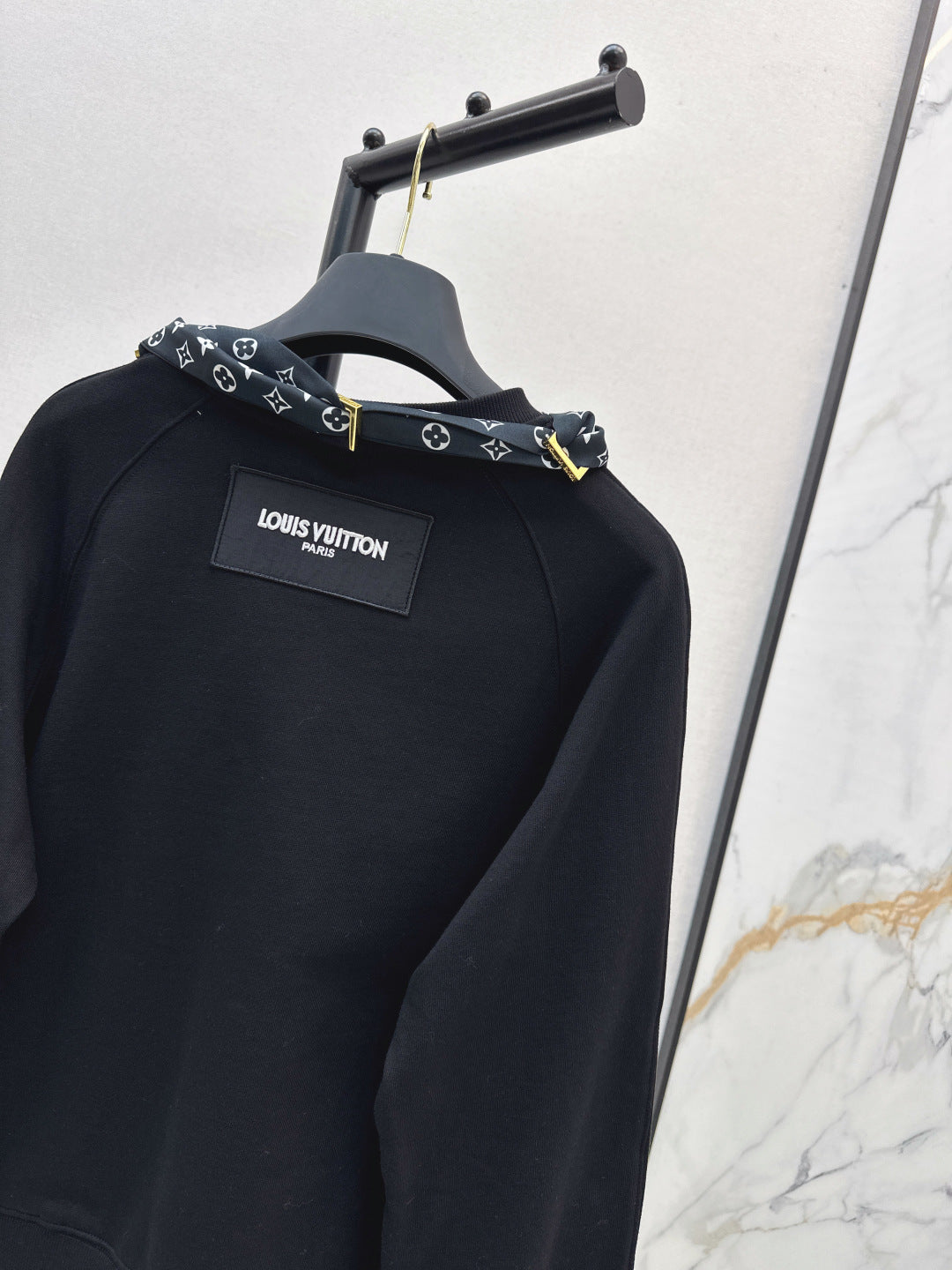 Louis 25fw scarf sweatshirt
