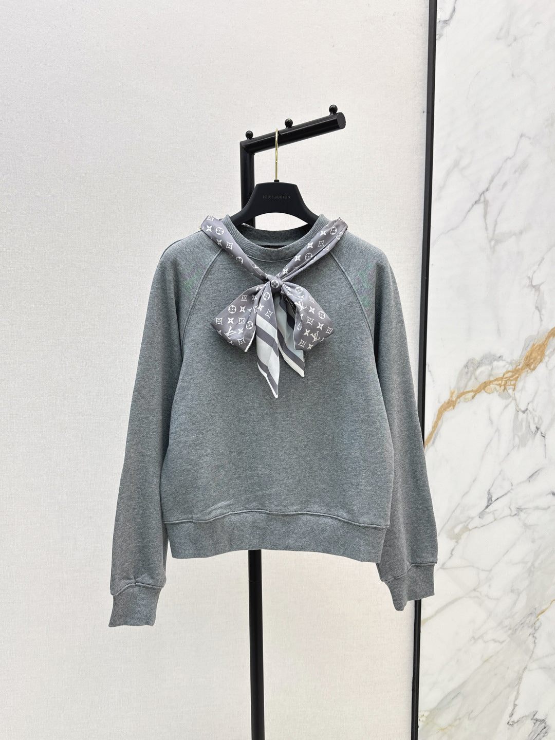 Louis 25fw scarf sweatshirt