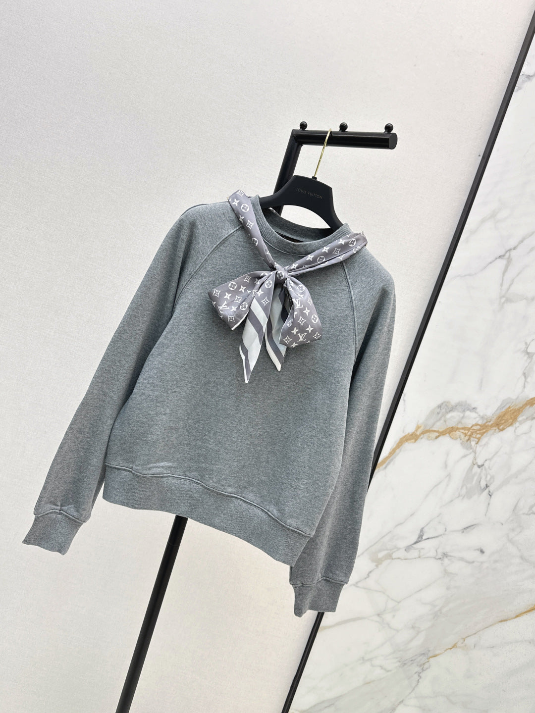 Louis 25fw scarf sweatshirt