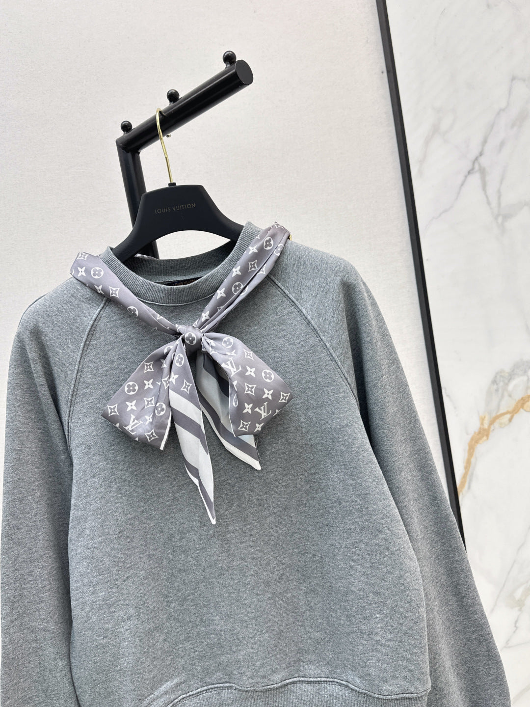 Louis 25fw scarf sweatshirt