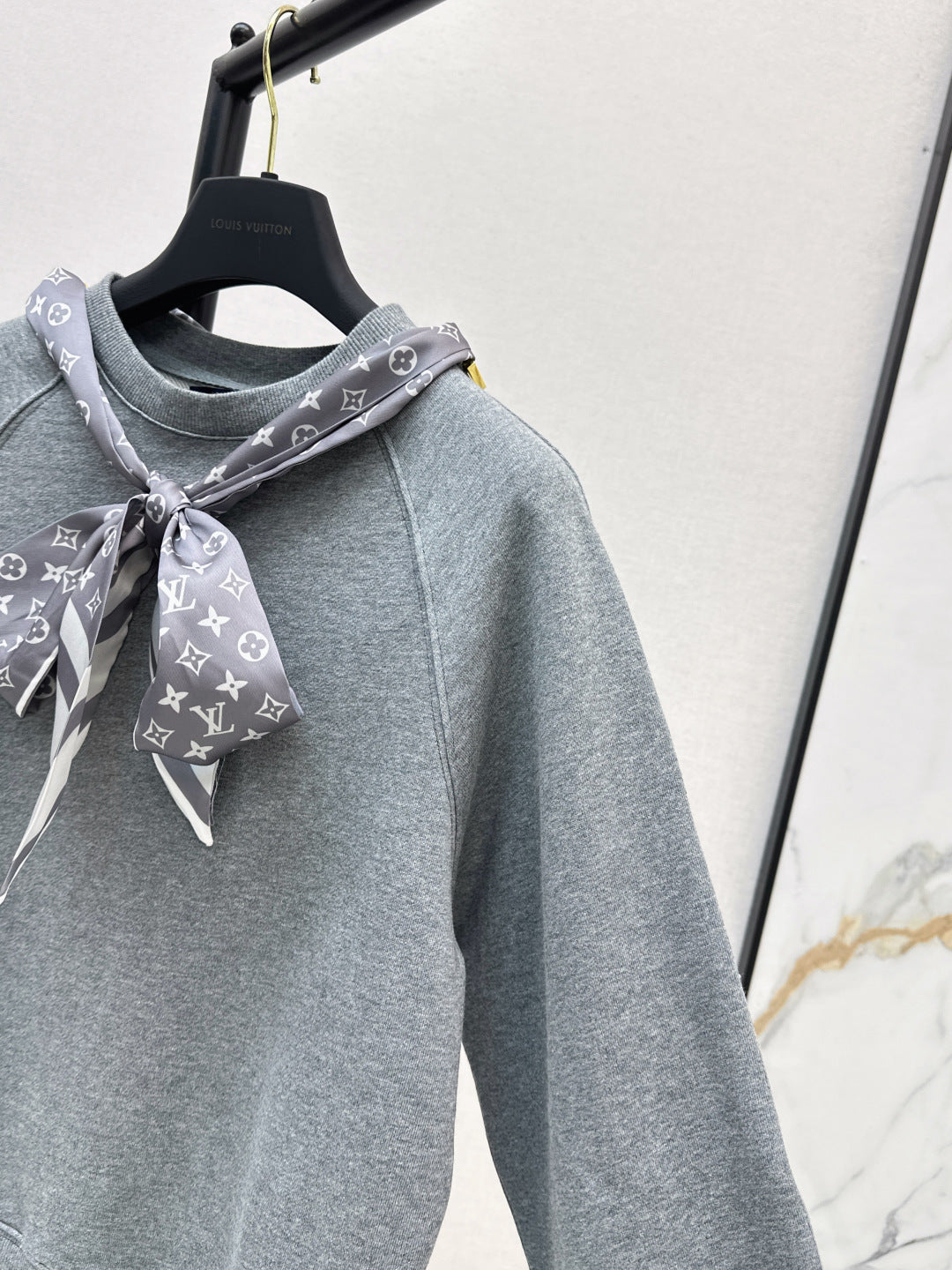 Louis 25fw scarf sweatshirt
