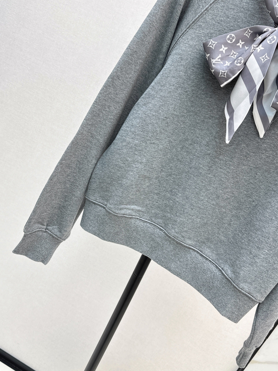 Louis 25fw scarf sweatshirt