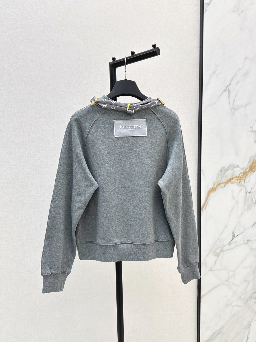 Louis 25fw scarf sweatshirt