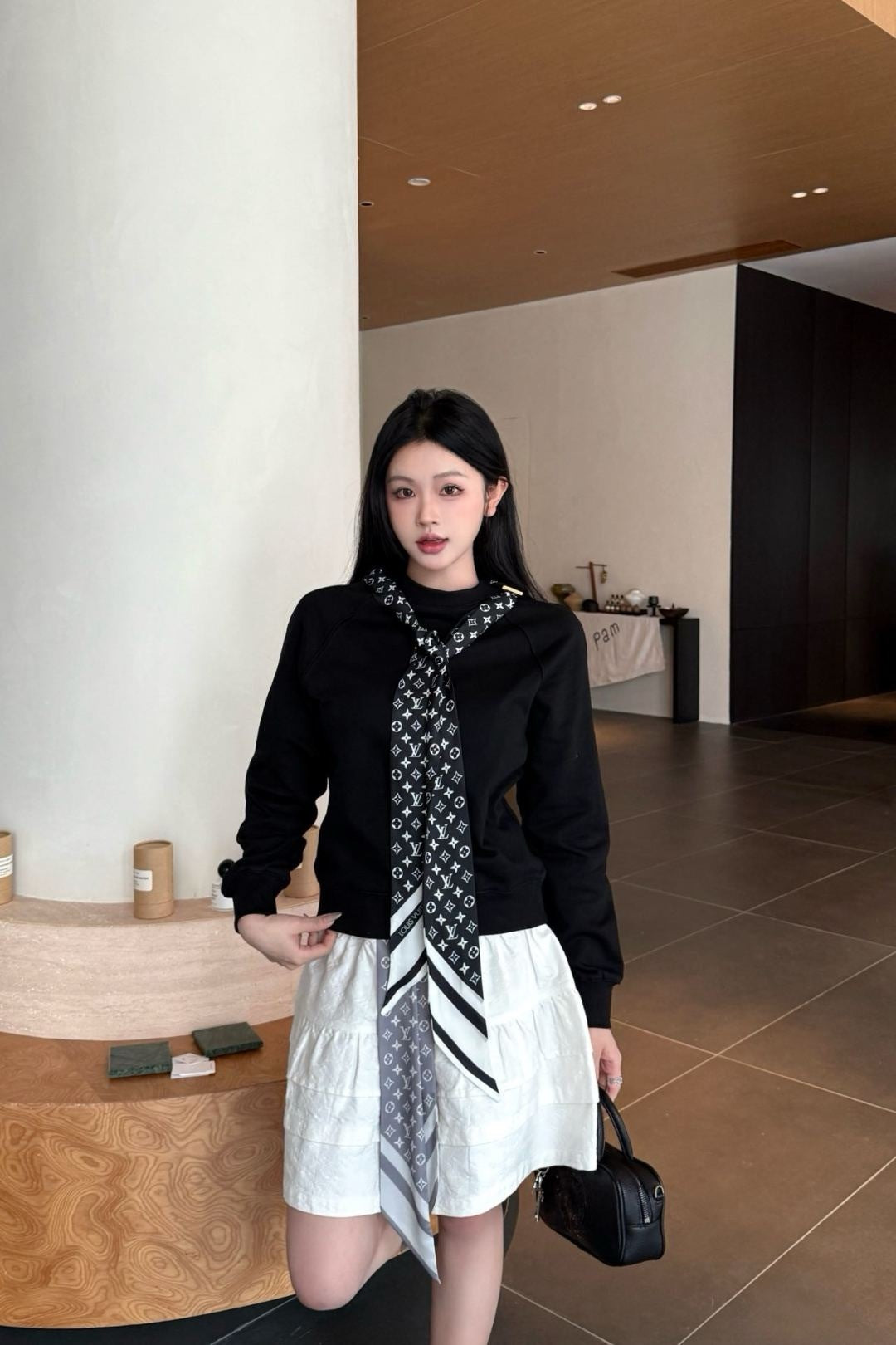 Louis 25fw scarf sweatshirt